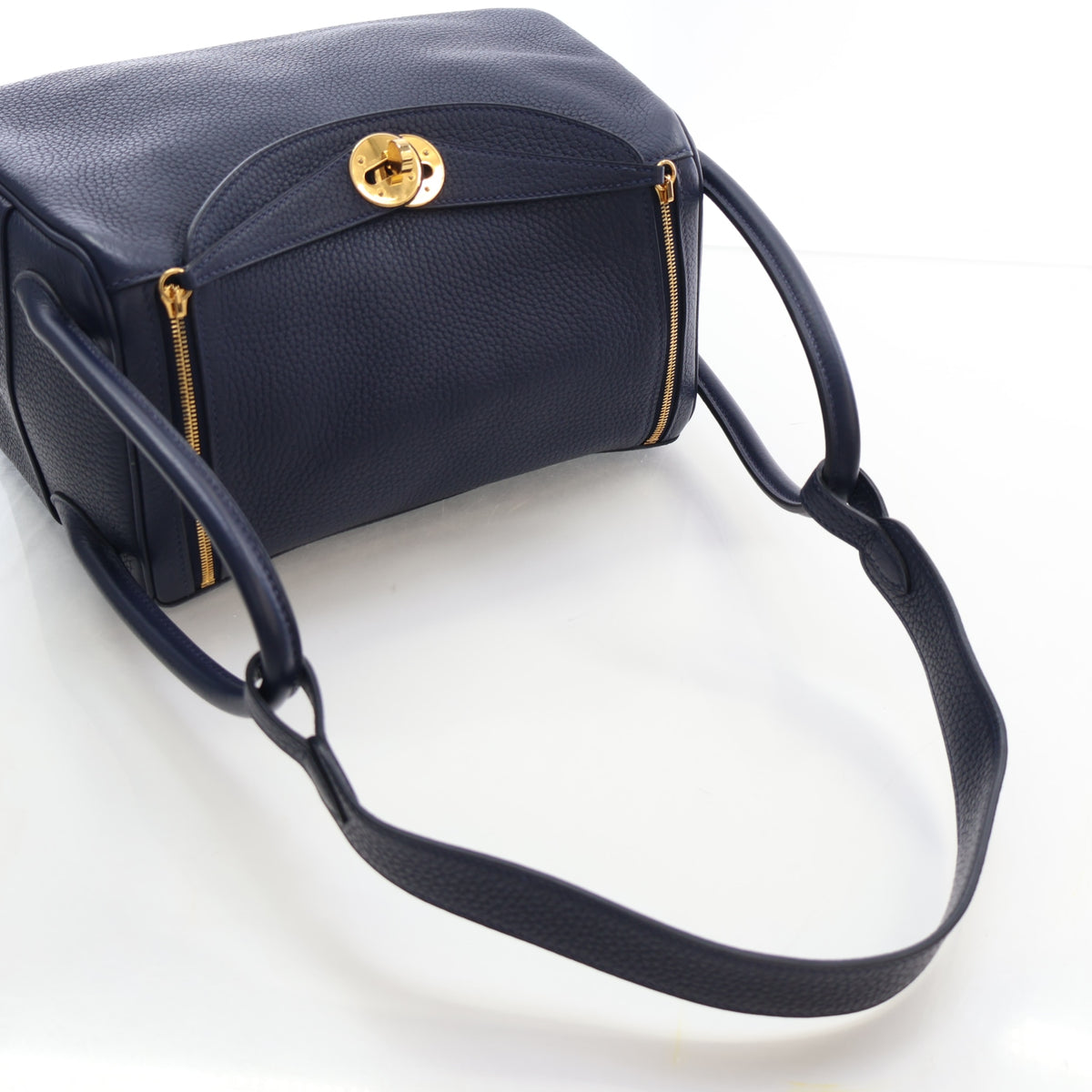 Pre-Owned Hermès Lindy 30 Bleu Nuit Clemence Leather, base and feet view, photo 11 of 17