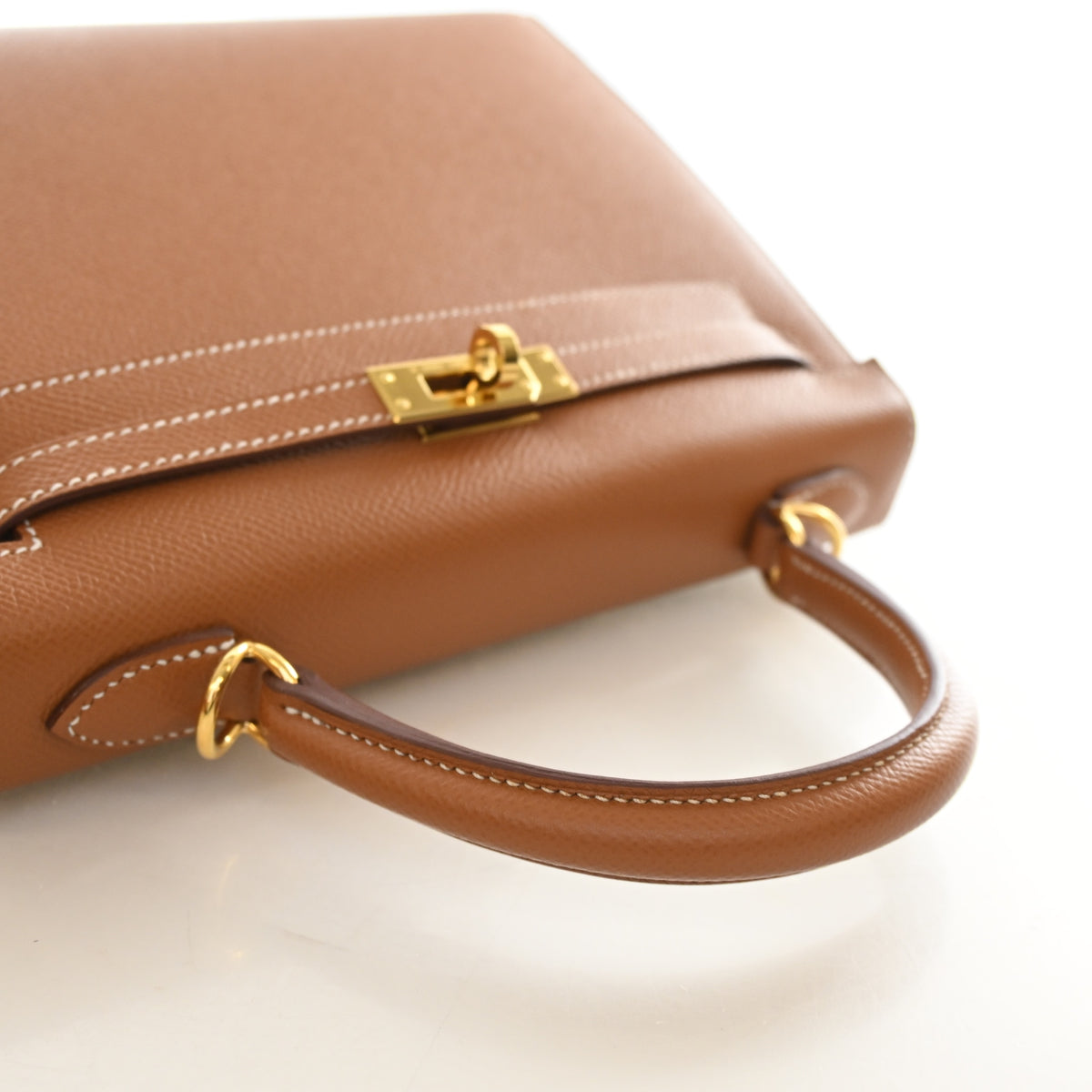 Pre-Owned Hermès Kelly 25 Gold Epsom Leather Sellier, side profile