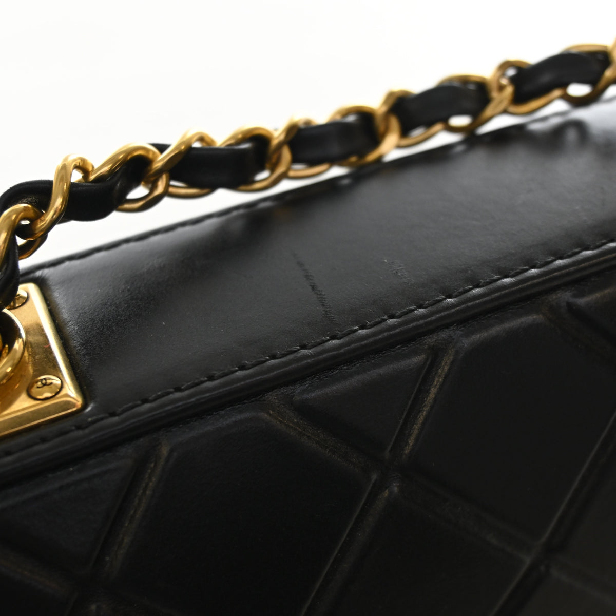 Pre-Owned Chanel Flap Bag Medium Calfskin Single, gold hardware close-up, photo 12 of 13