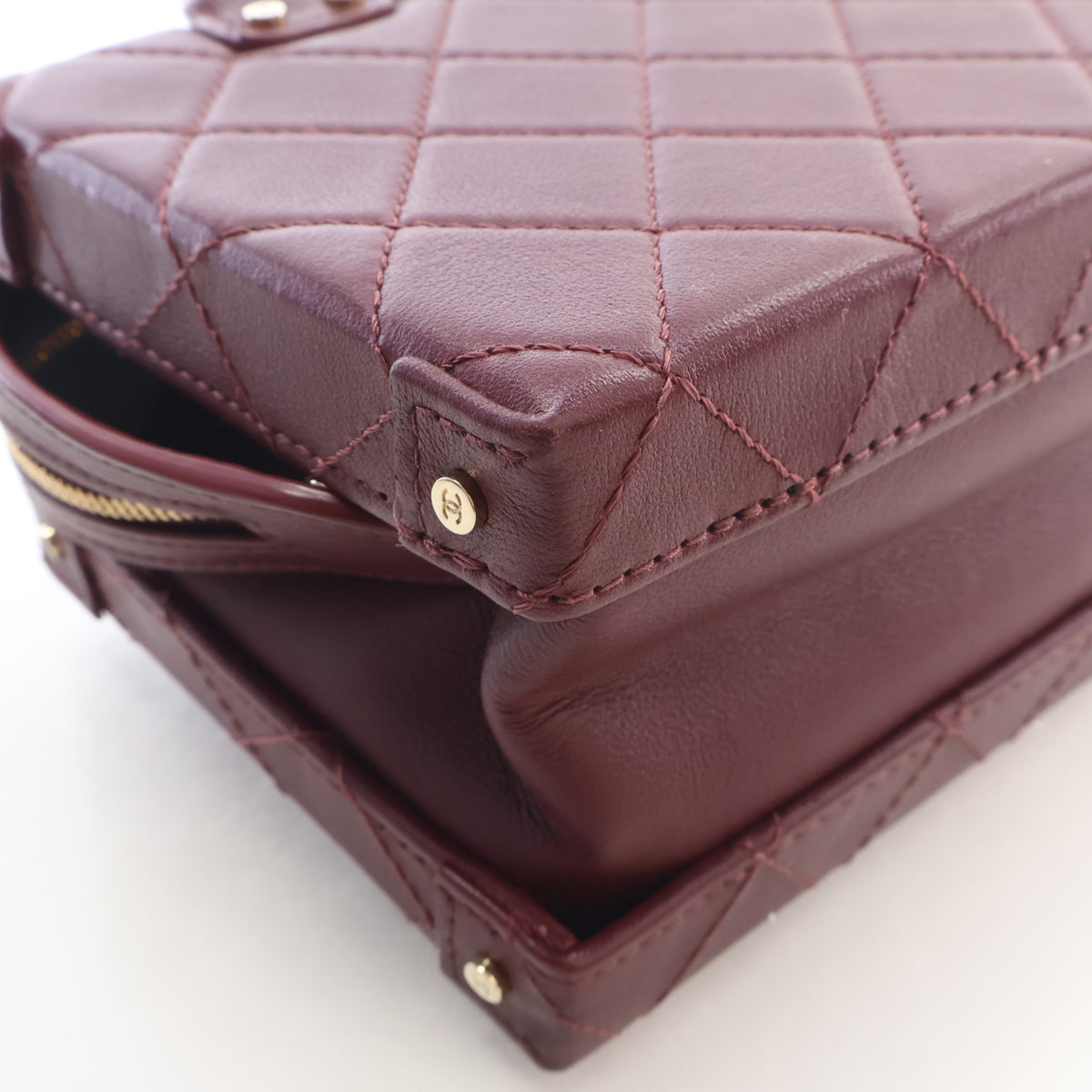 Pre-Owned Chanel Vanity Case Small Lambskin Coco Vault, corner and edge detail, photo 12 of 16