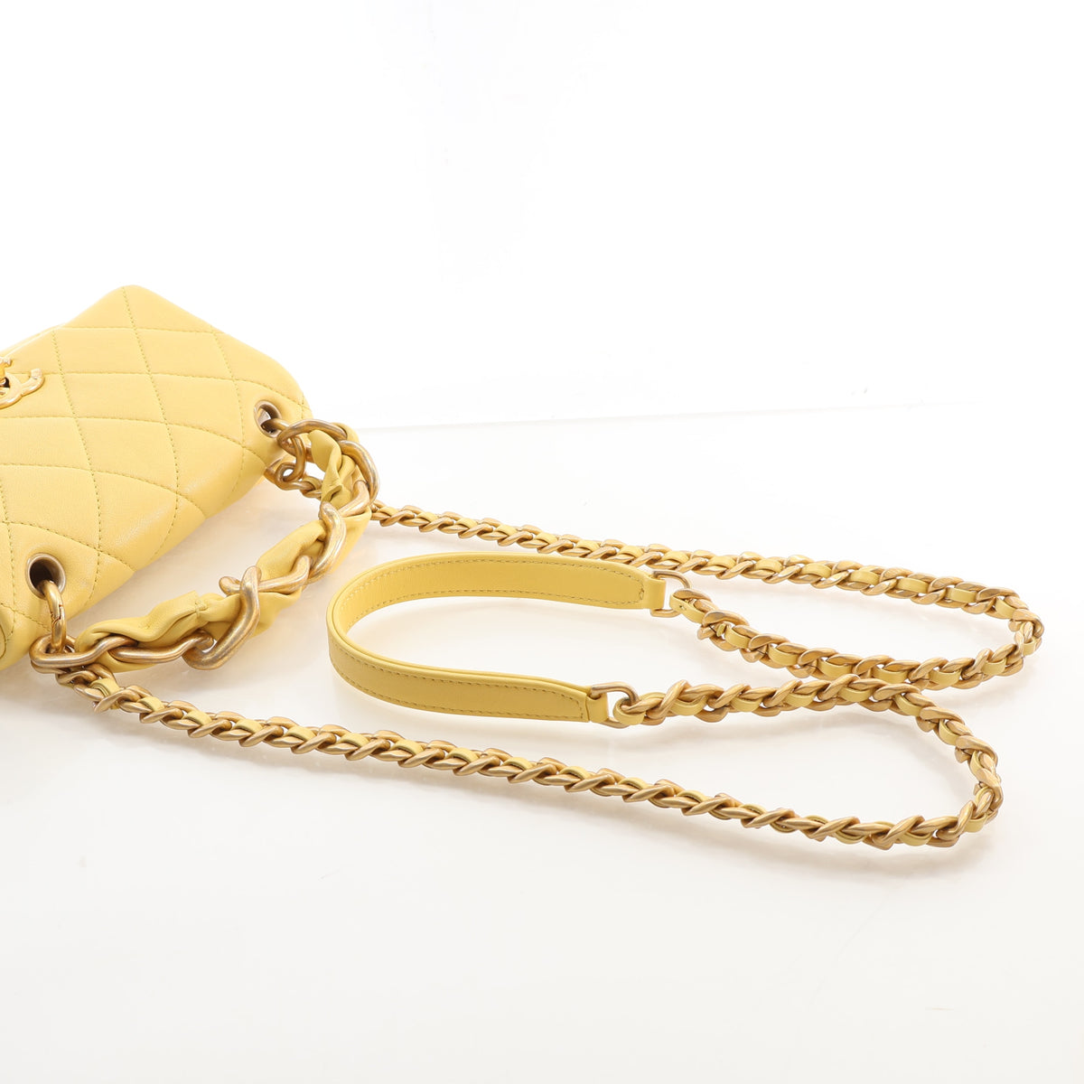 Pre-Owned Chanel Flap Bag Lambskin CC, strap and chain detail