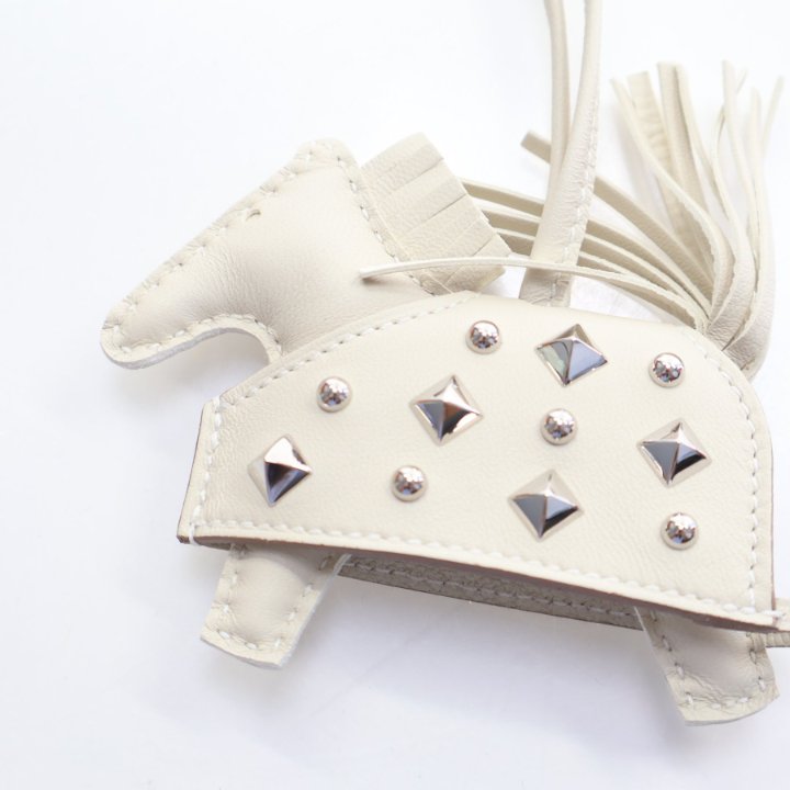 Pre-Owned Hermès PM Craie Milo Lambskin Studded Rodeo Robeo Rock, detail view, photo 7 of 11