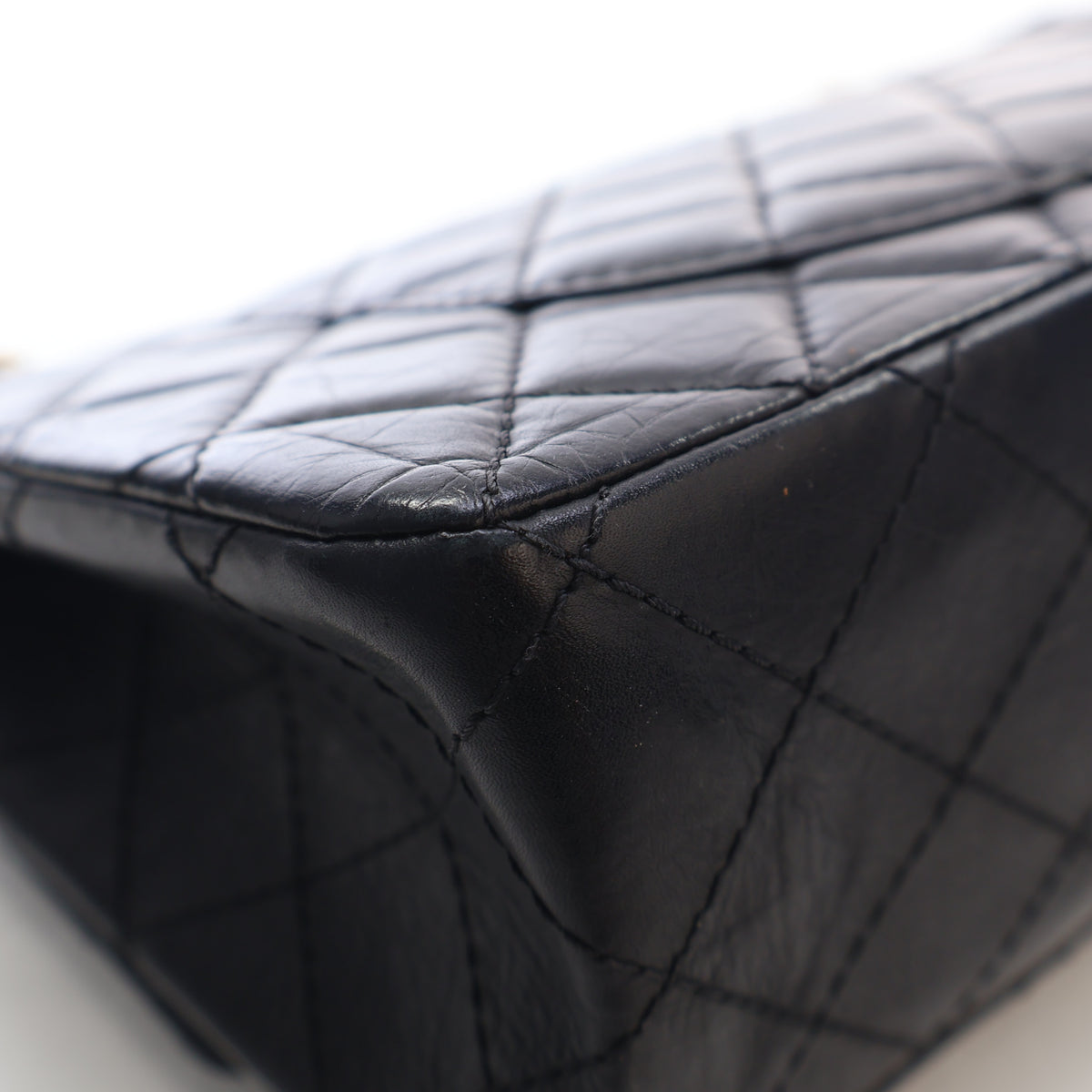 Pre-Owned Chanel Flap Bag Aged Calfskin 2.55 Reissue, corner and edge detail, photo 11 of 17