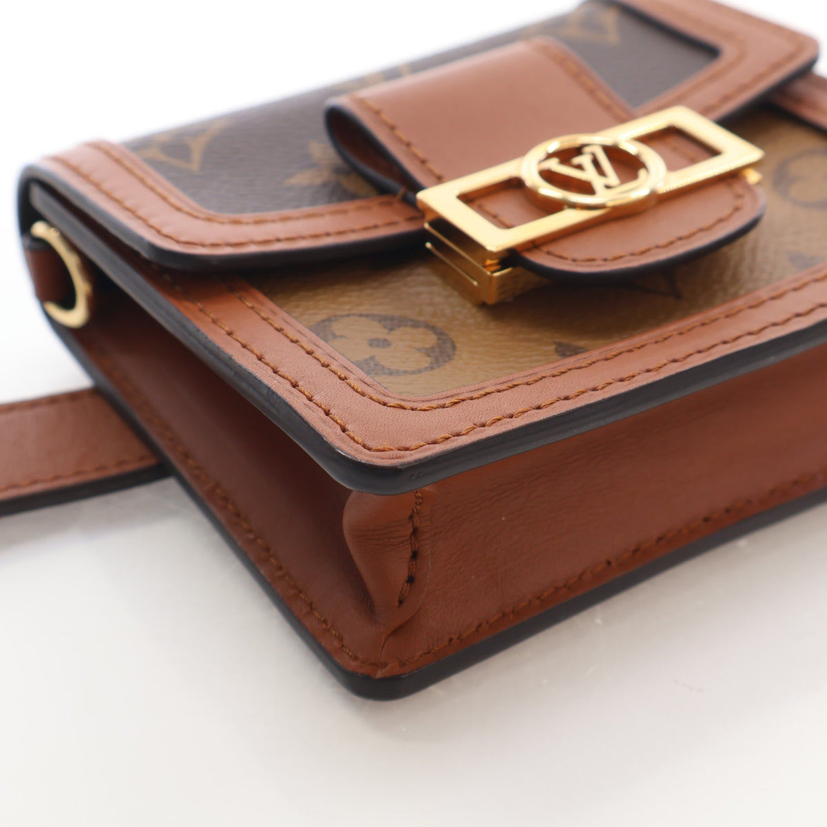 Pre-Owned Louis Vuitton Belt Bag Reverse Monogram Dauphine, corner detail