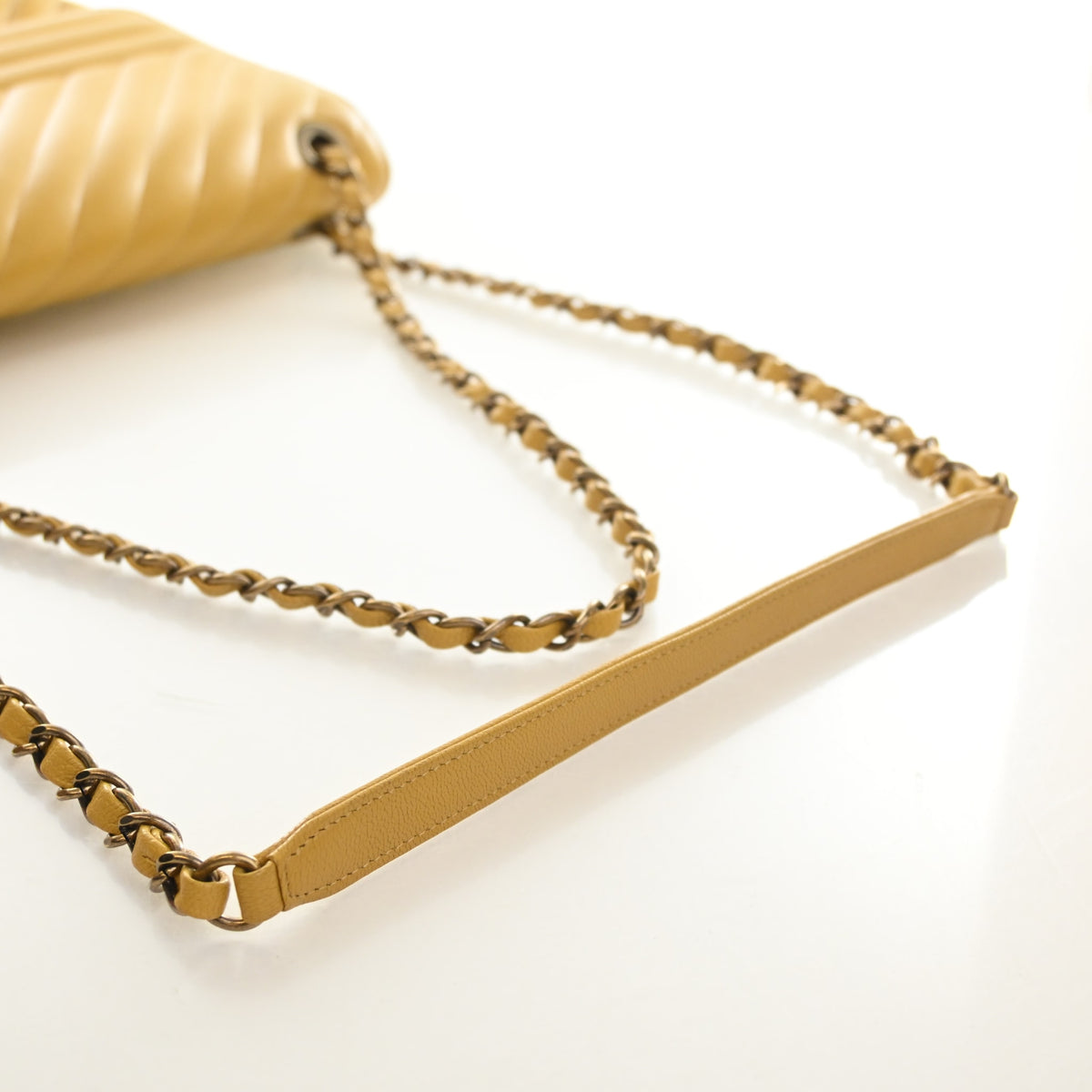 Pre-Owned Chanel Flap Bag Large Goatskin CC, strap and chain detail
