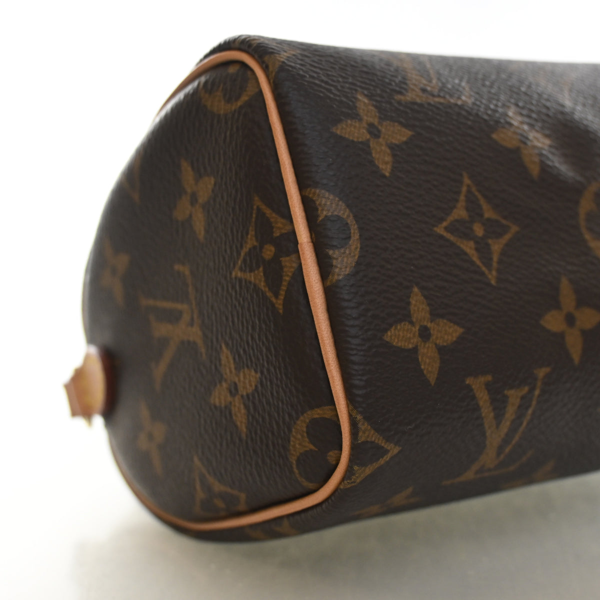 Pre-Owned Louis Vuitton Nano Speedy Monogram Bandouliere, corner and edge detail