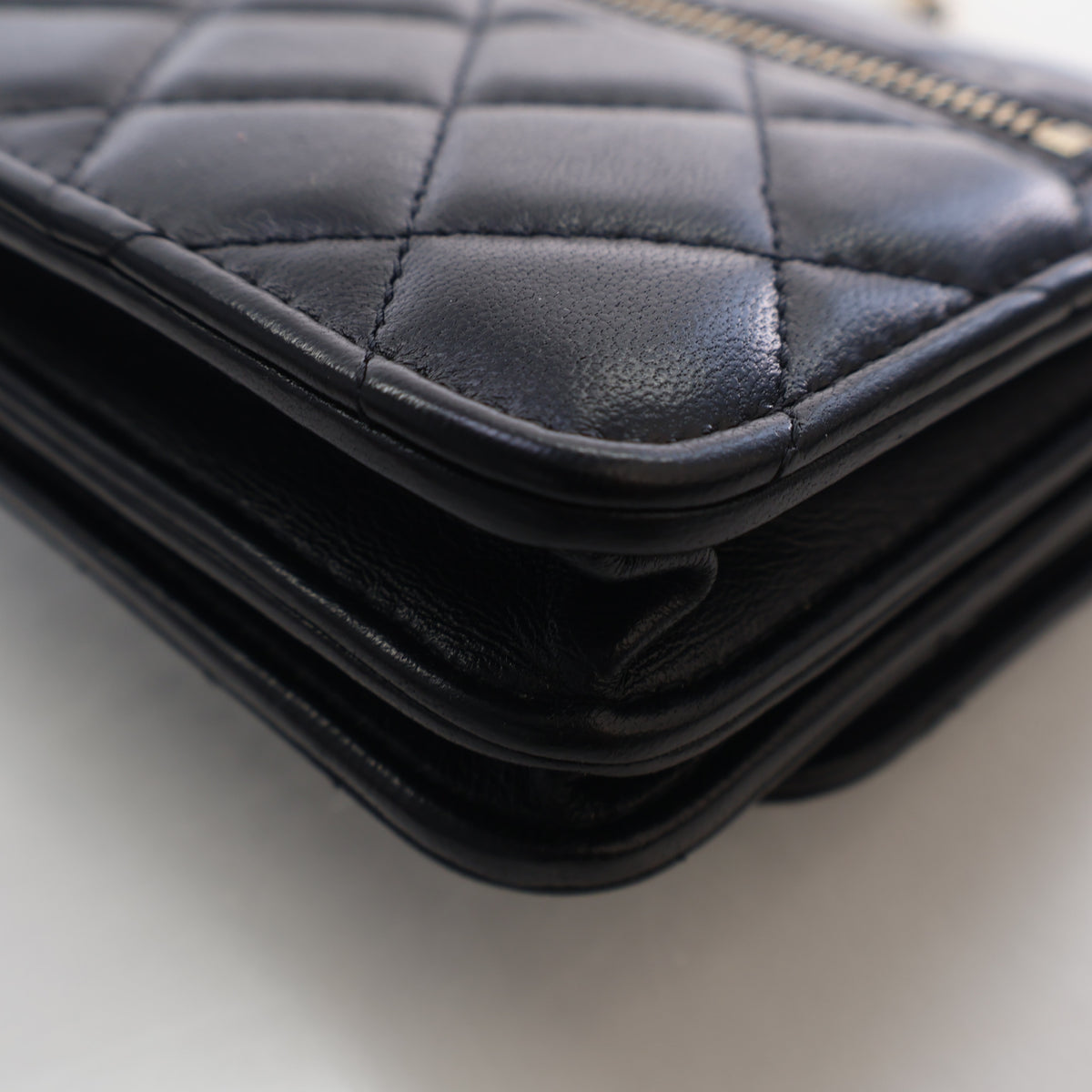 Pre-Owned Chanel Wallet On Chain Lambskin Trendy CC WOC, corner and edge detail, photo 13 of 19