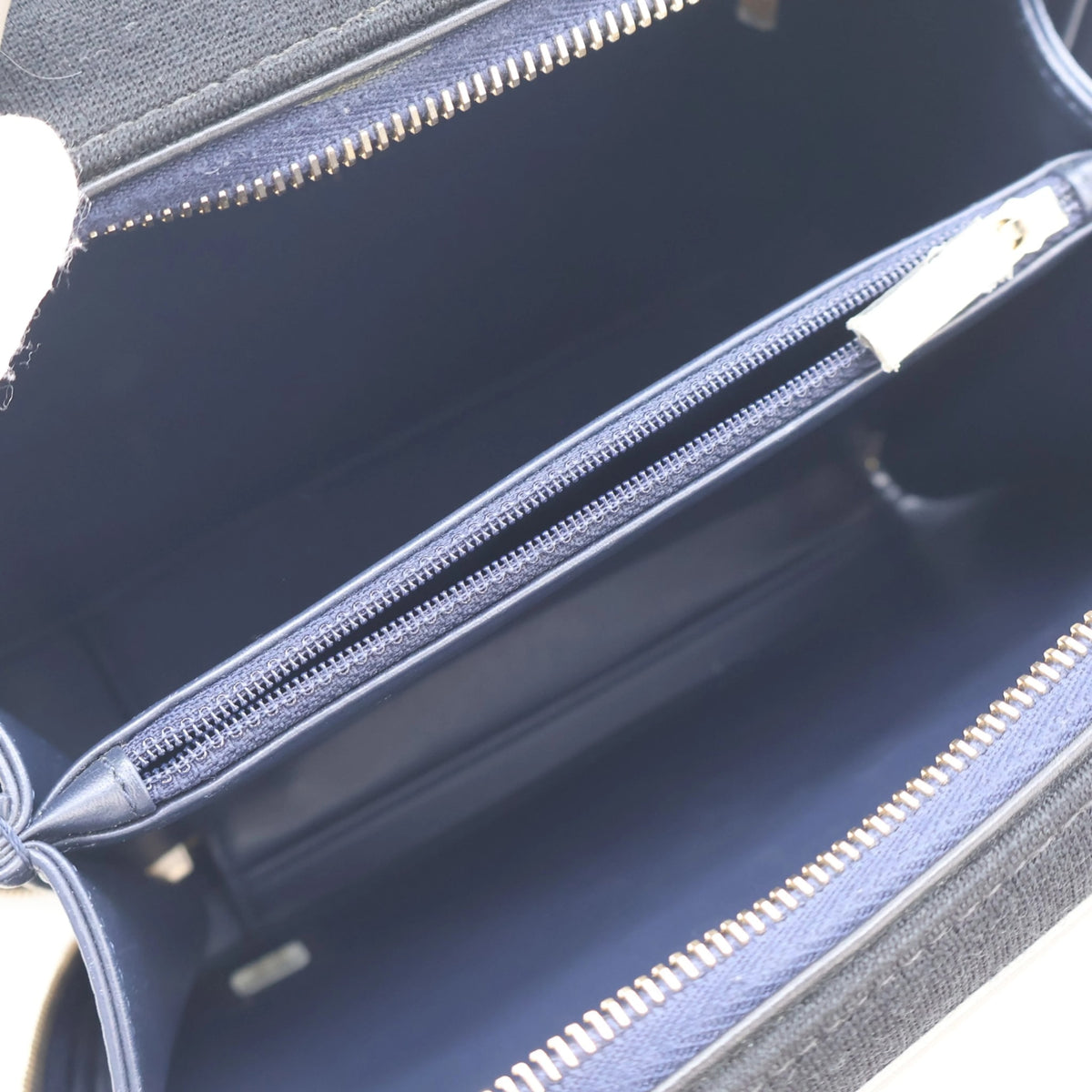 Pre-Owned Chanel Vanity Case Medium Filigree, open interior with lining