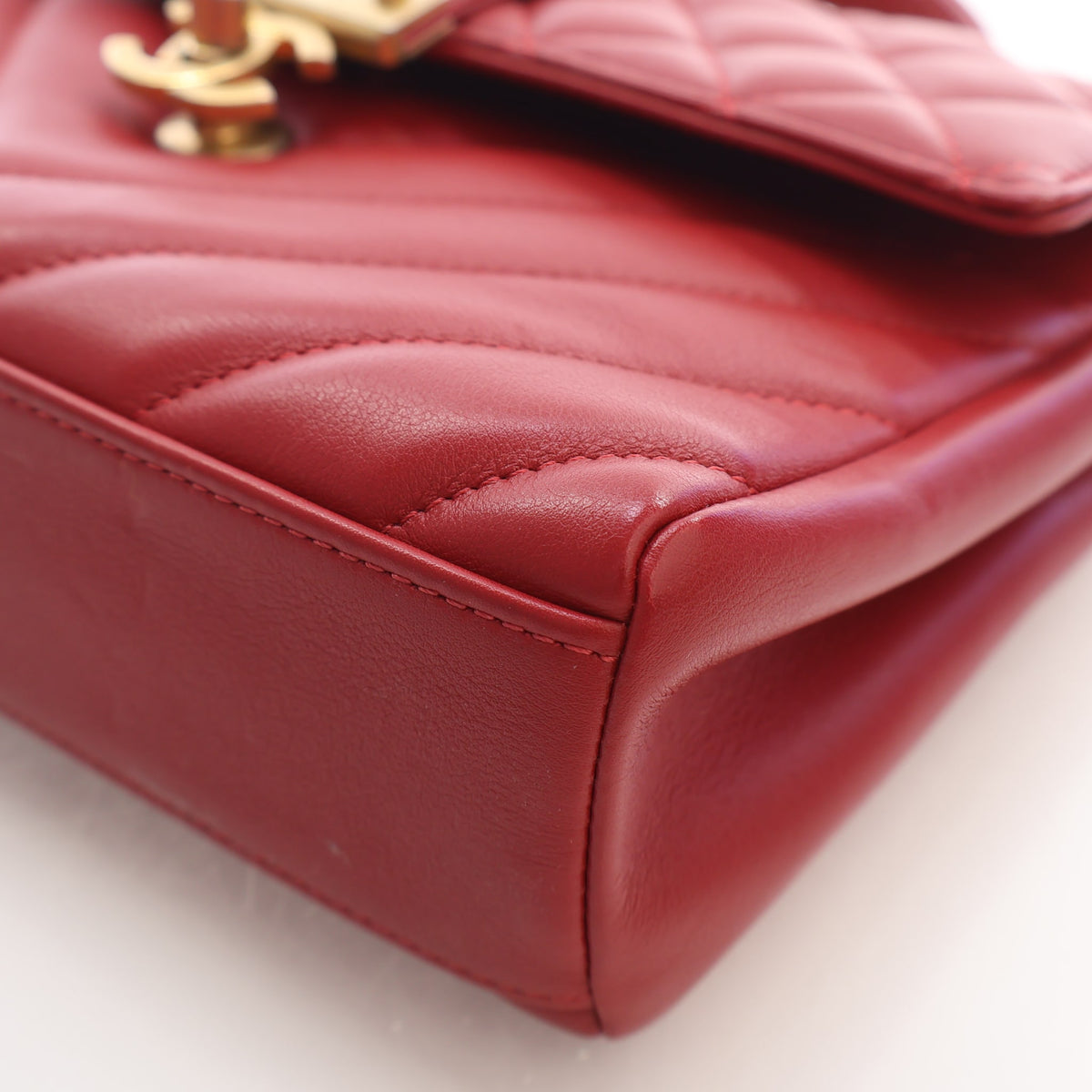 Pre-Owned Chanel Top Handle Calfskin In The City Bag, corner detail