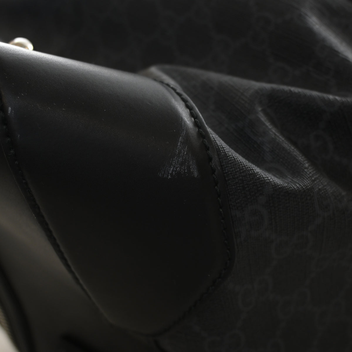 Pre-Owned Gucci Medium GG Supreme Carry On Duffle, corner detail