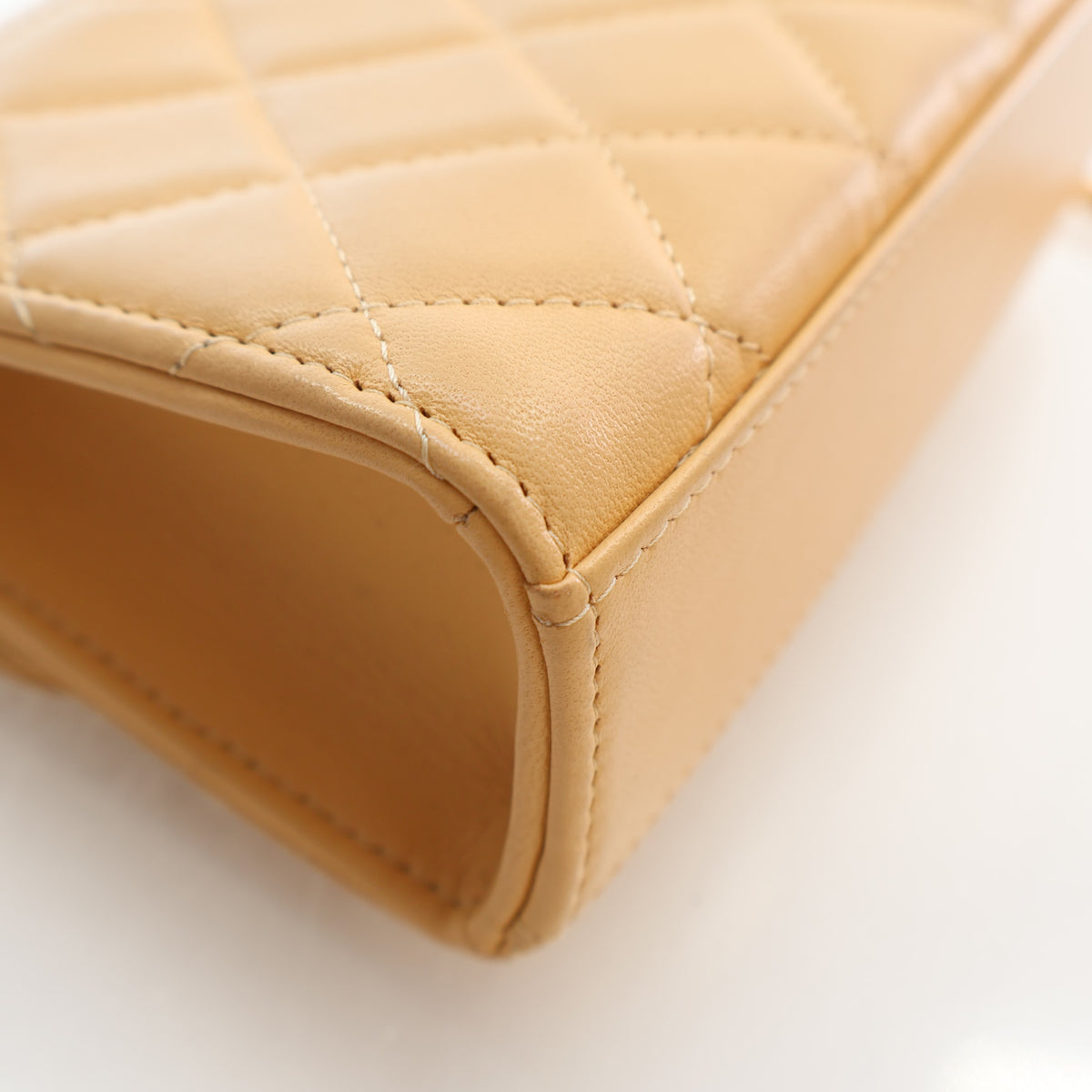 Pre-Owned Chanel Top Handle Lambskin Flap Bag Pearl, corner and edge detail, photo 13 of 19