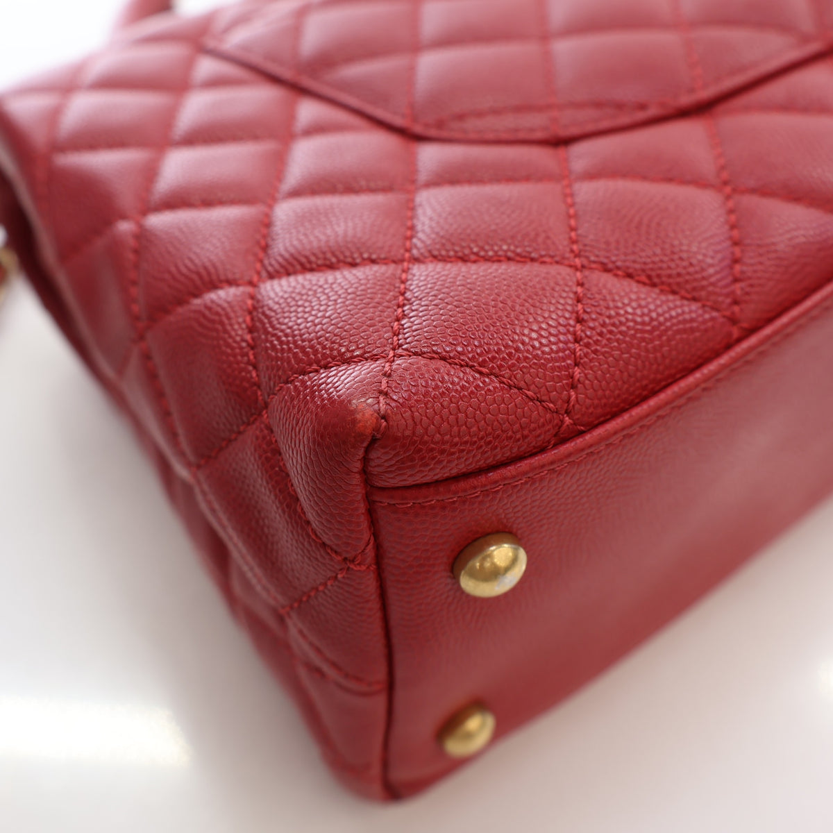 Pre-Owned Chanel Top Handle Medium Caviar Leather Flap Bag, corner detail