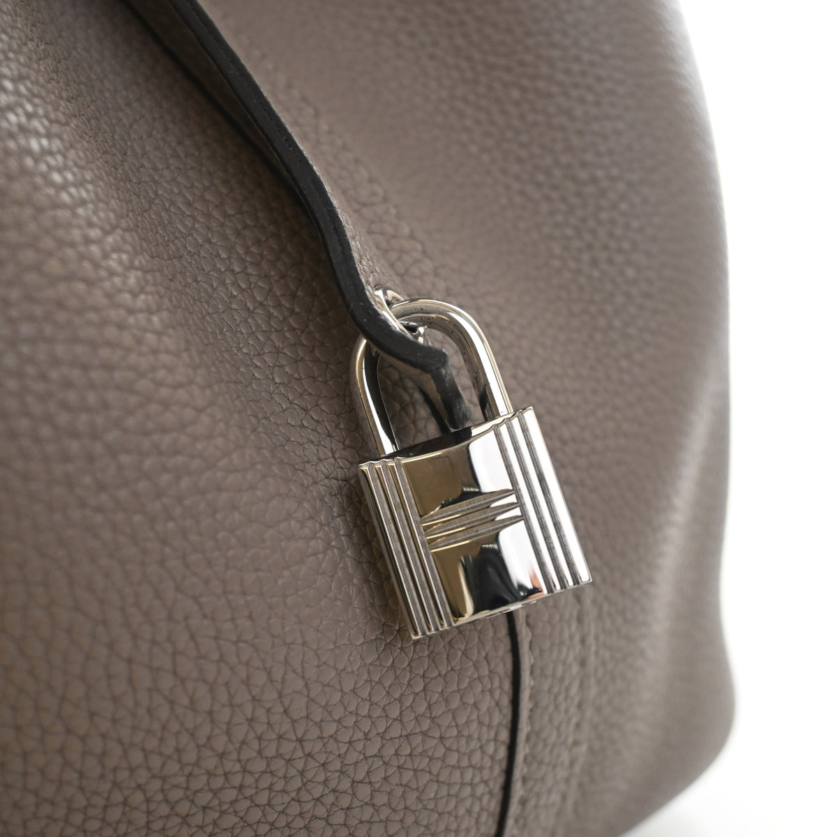 Pre-Owned Hermès Picotin Lock 22 Gris Asphalte Clemence Leather, silver hardware close-up