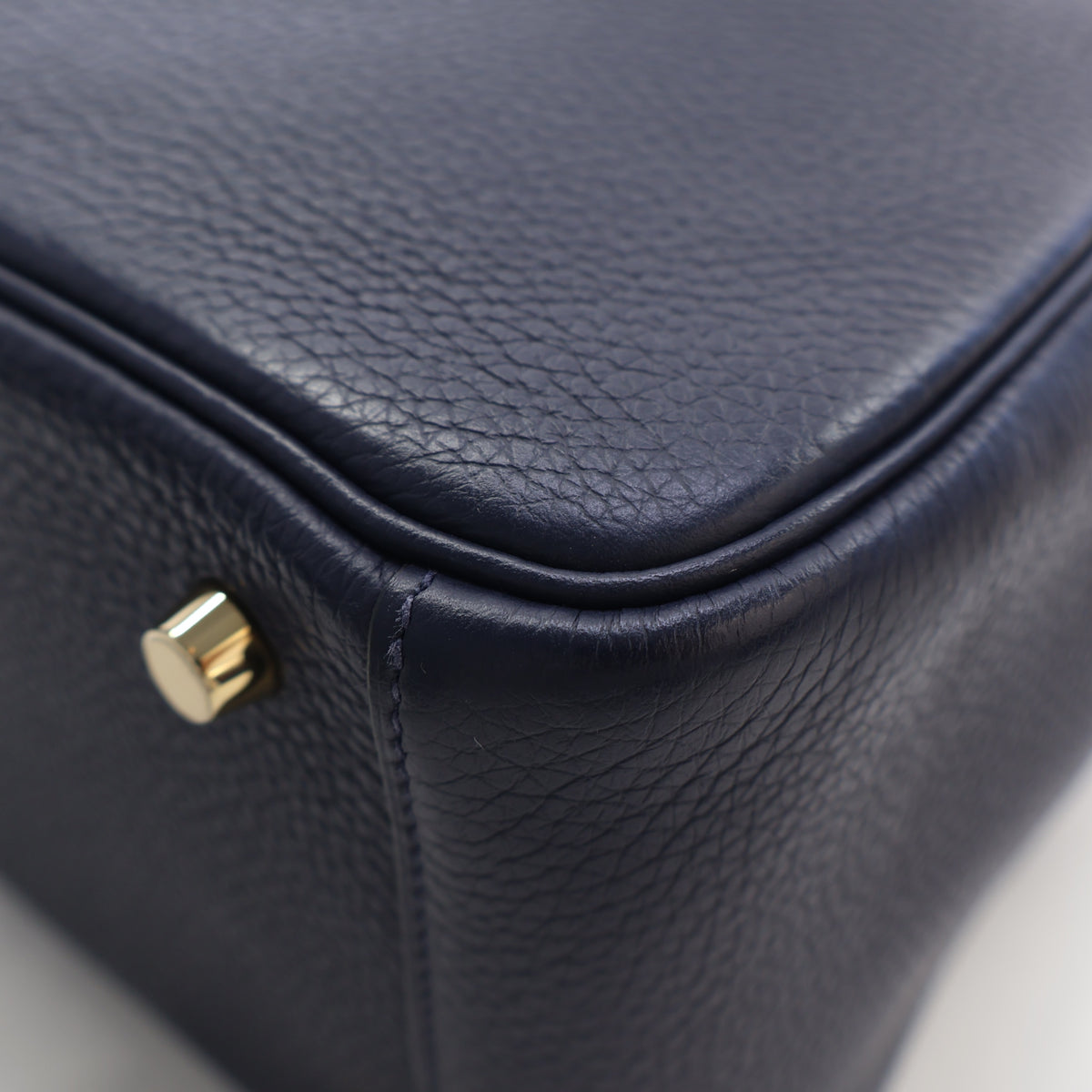 Pre-Owned Hermès Lindy 30 Bleu Nuit Clemence Leather, corner and edge detail, photo 14 of 17
