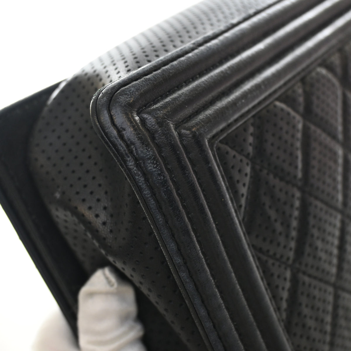 Pre-Owned Chanel Boy Bag Medium Lambskin Perforated, corner and edge detail, photo 16 of 19