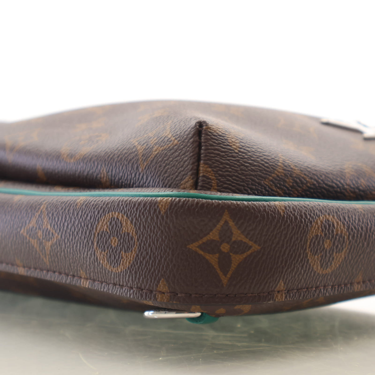 Pre-Owned Louis Vuitton PM Monogram Avenue Sling Bag, corner and edge detail