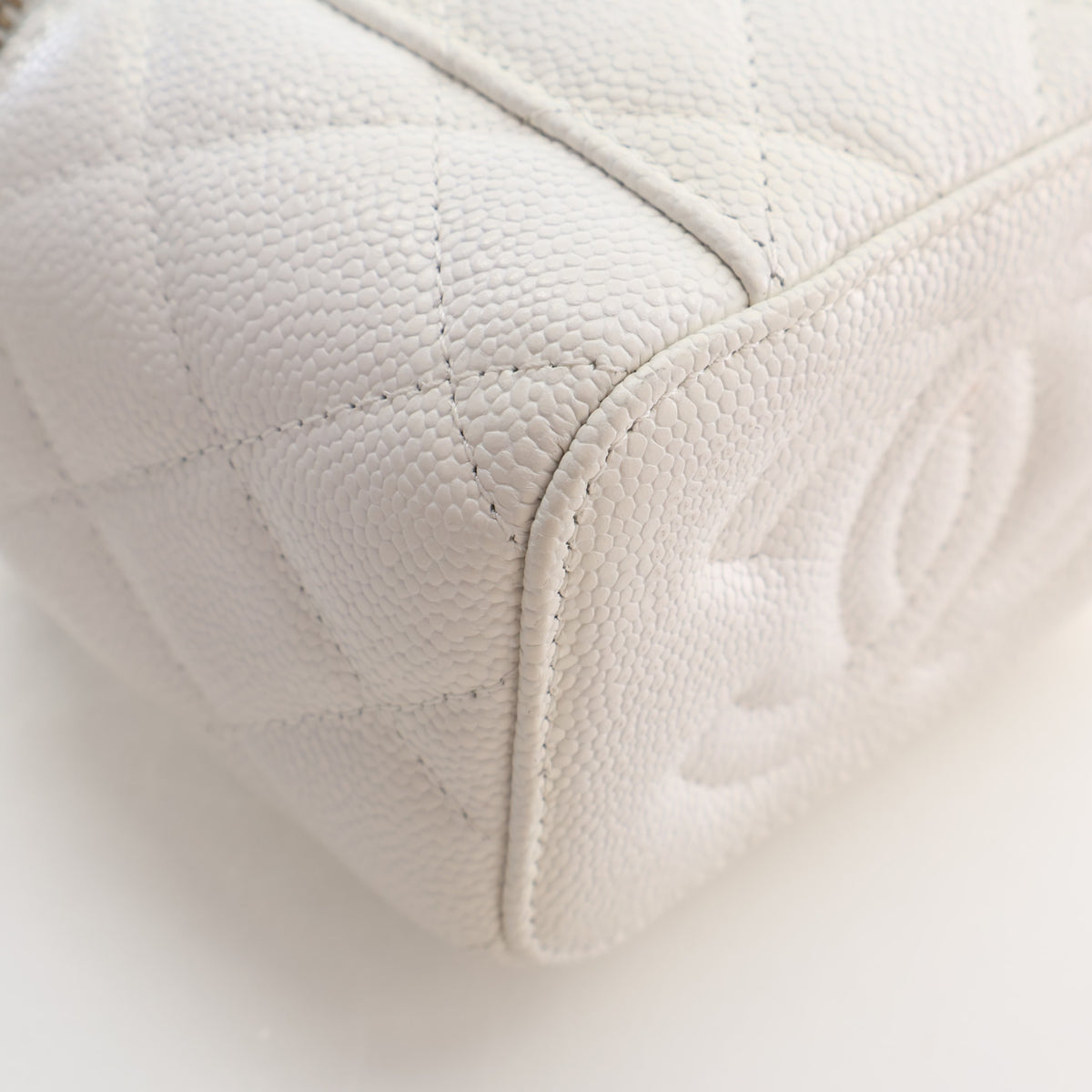 Pre-Owned Chanel Vanity Case Mini Caviar Leather Sweetheart Crush, corner and edge detail, photo 12 of 17