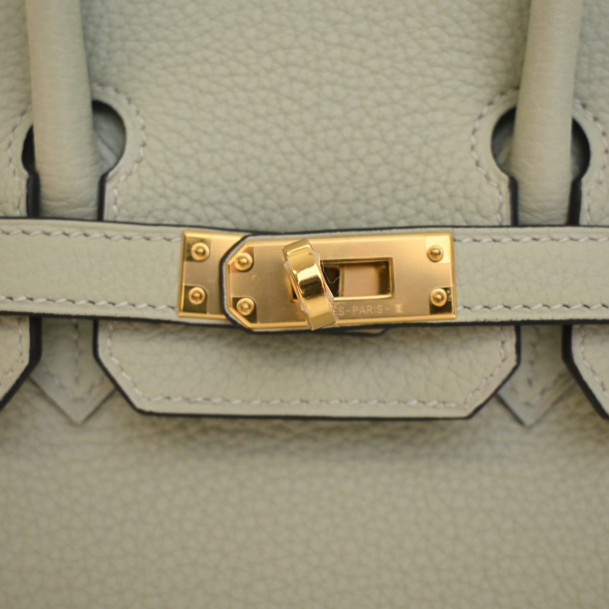 Pre-Owned Hermès Birkin 25 Gris Neve Togo Leather, gold hardware close-up