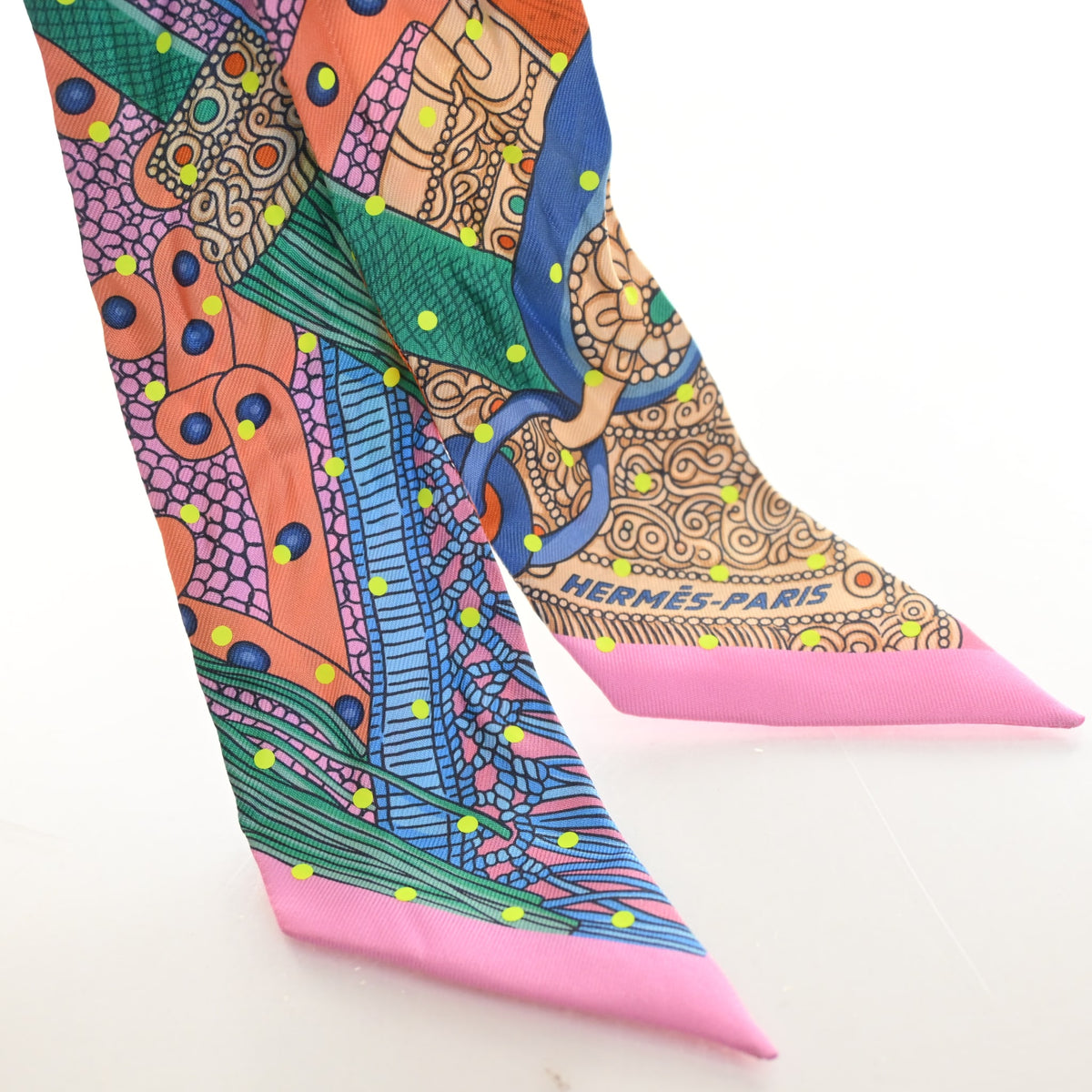Pre-Owned Hermès Selle De Dignitaire Silk Twilly, flat lay