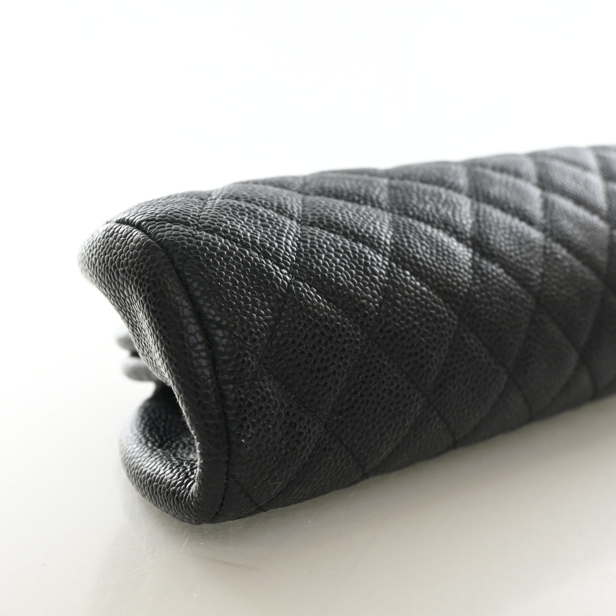 Pre-Owned Chanel Clutch Caviar Leather Timeless, corner and edge detail