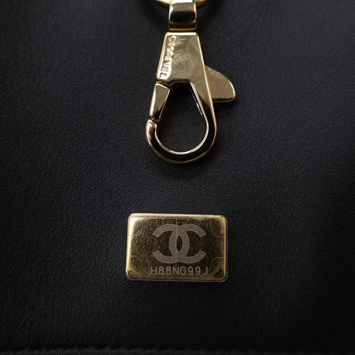 Pre-Owned Chanel Tote Large Canvas, gold hardware close-up