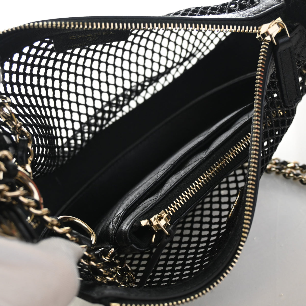 Pre-Owned Chanel Hobo Lambskin Mesh Chain, open interior with lining