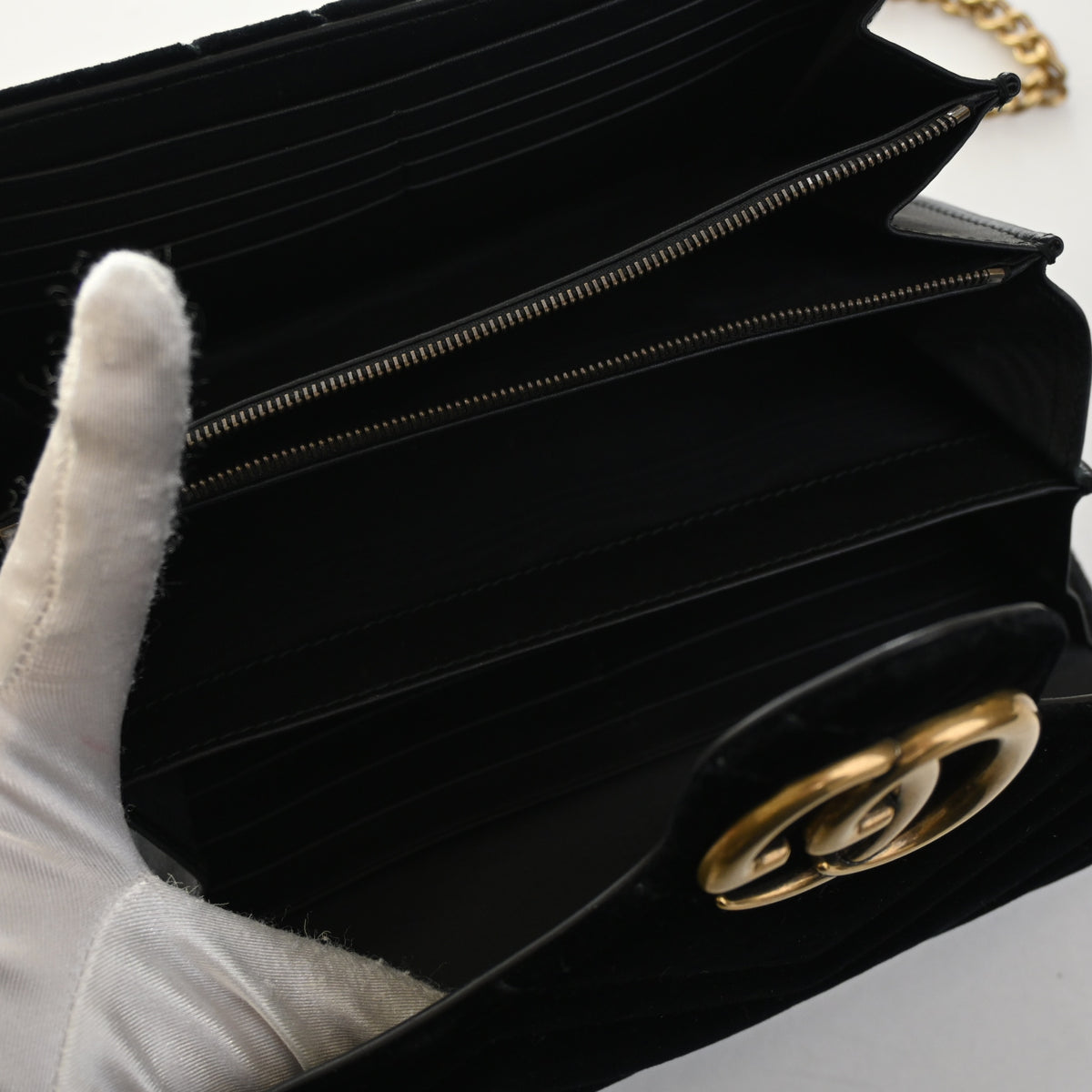 Pre-Owned Gucci Wallet On Chain Velvet Marmont WOC, open interior with lining