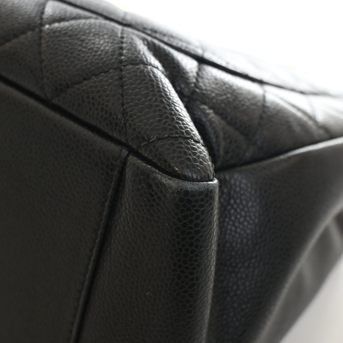 Pre-Owned Chanel Grand Shopping Tote Caviar Leather, corner and edge detail, photo 15 of 17