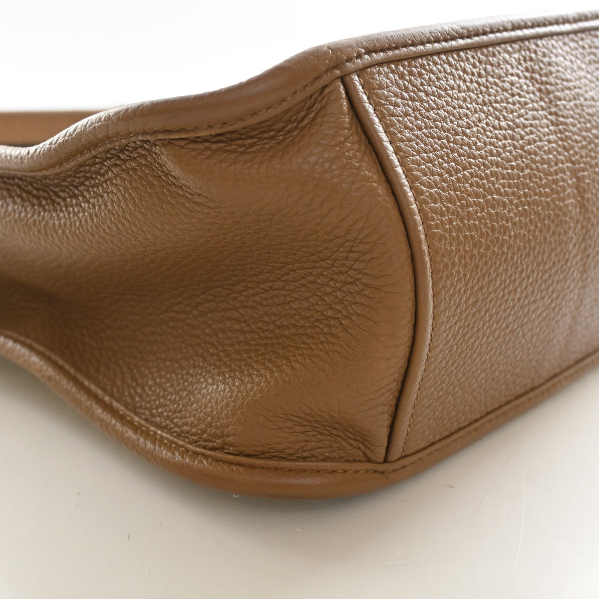 Pre-Owned Prada Shoulder Bag Vitello Daino Phenix, corner and edge detail