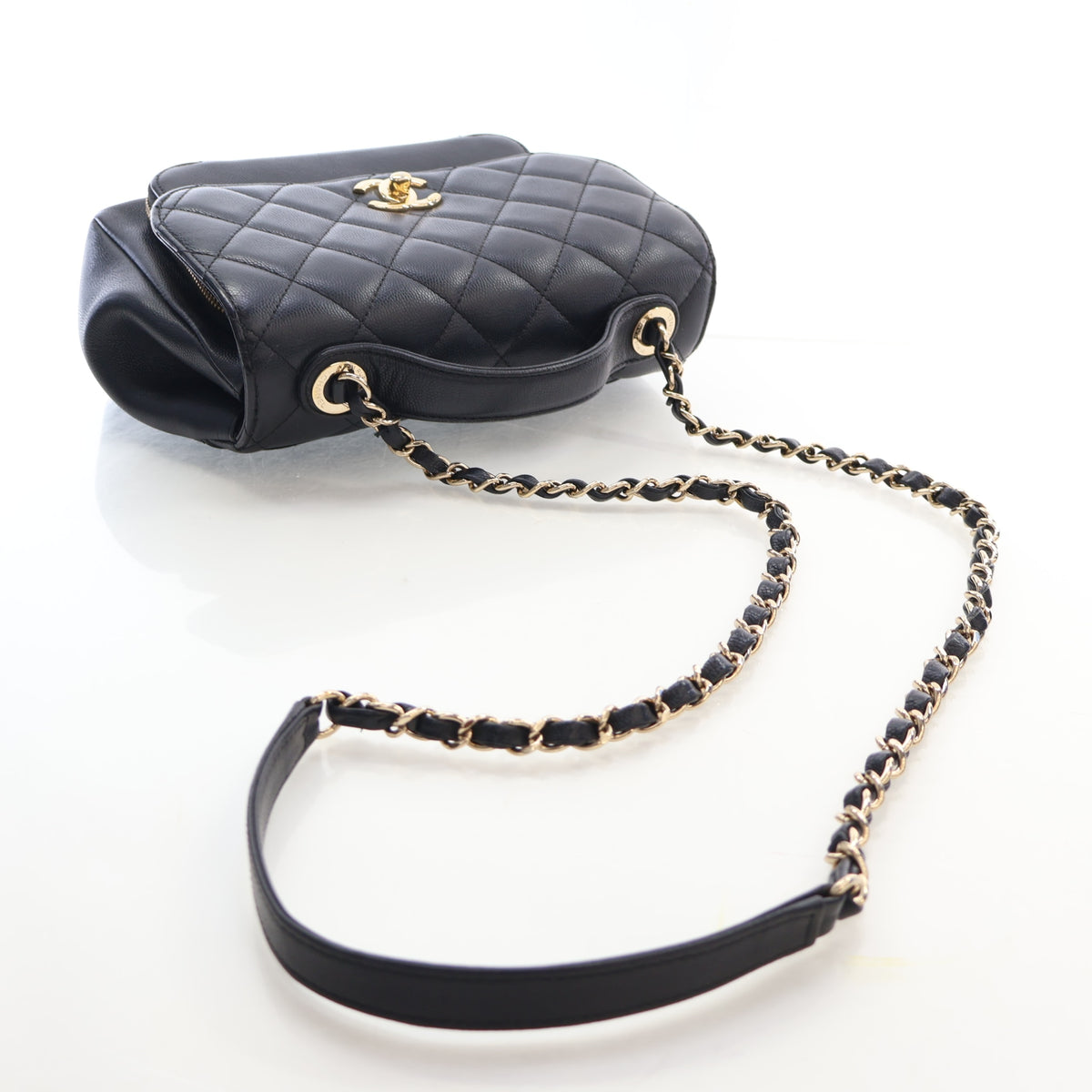 Pre-Owned Chanel Flap Bag Medium Calfskin Business Affinity, three-quarter view, photo 10 of 17