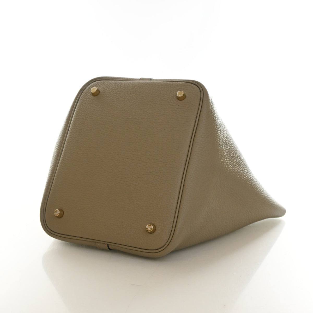 Pre-Owned Hermès Picotin Lock 22 Beige Marfa Clemence Leather, base and feet view, photo 7 of 14