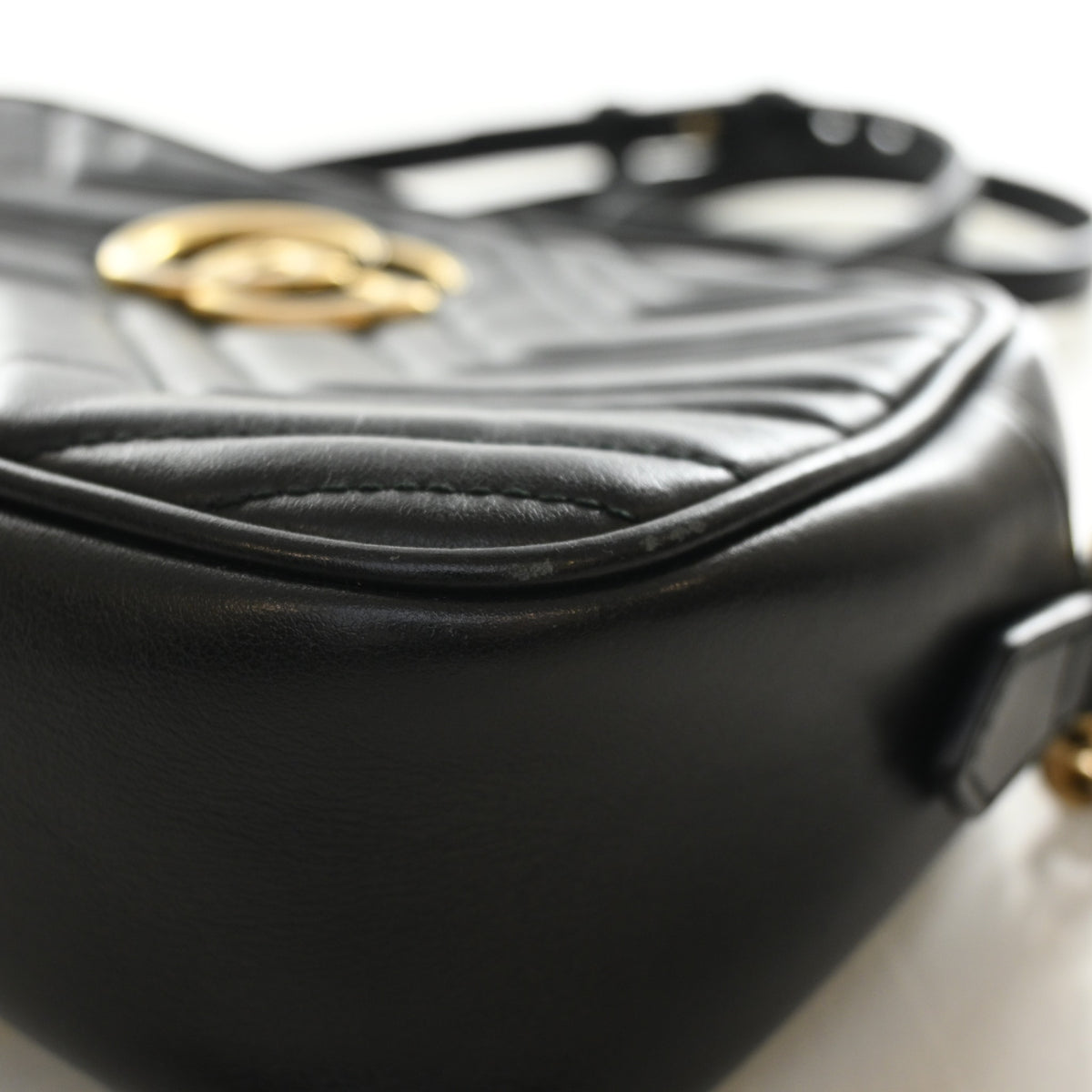 Pre-Owned Gucci Shoulder Bag Small Calfskin GG Marmont, corner and edge detail