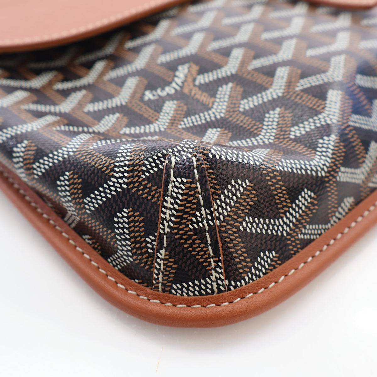 Pre-Owned Goyard Coursier Messenger Bag, corner detail