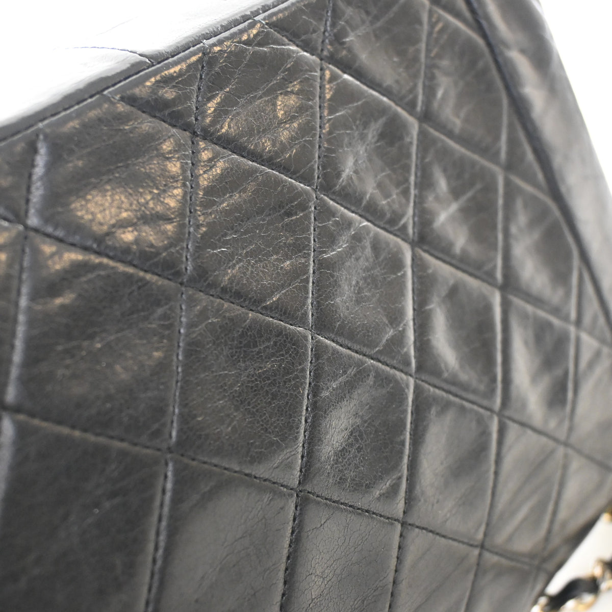 Vintage Chanel Flap Bag Lambskin Diana, corner and edge detail, photo 20 of 25