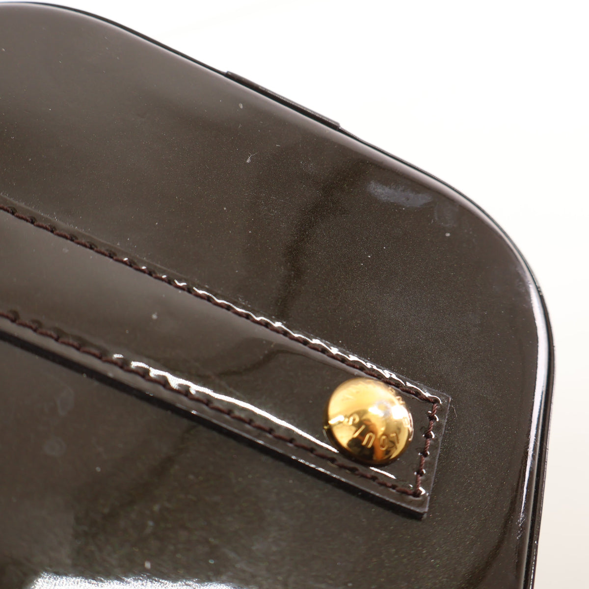 Pre-Owned Louis Vuitton Alma PM Patent Leather, gold hardware close-up, photo 20 of 22