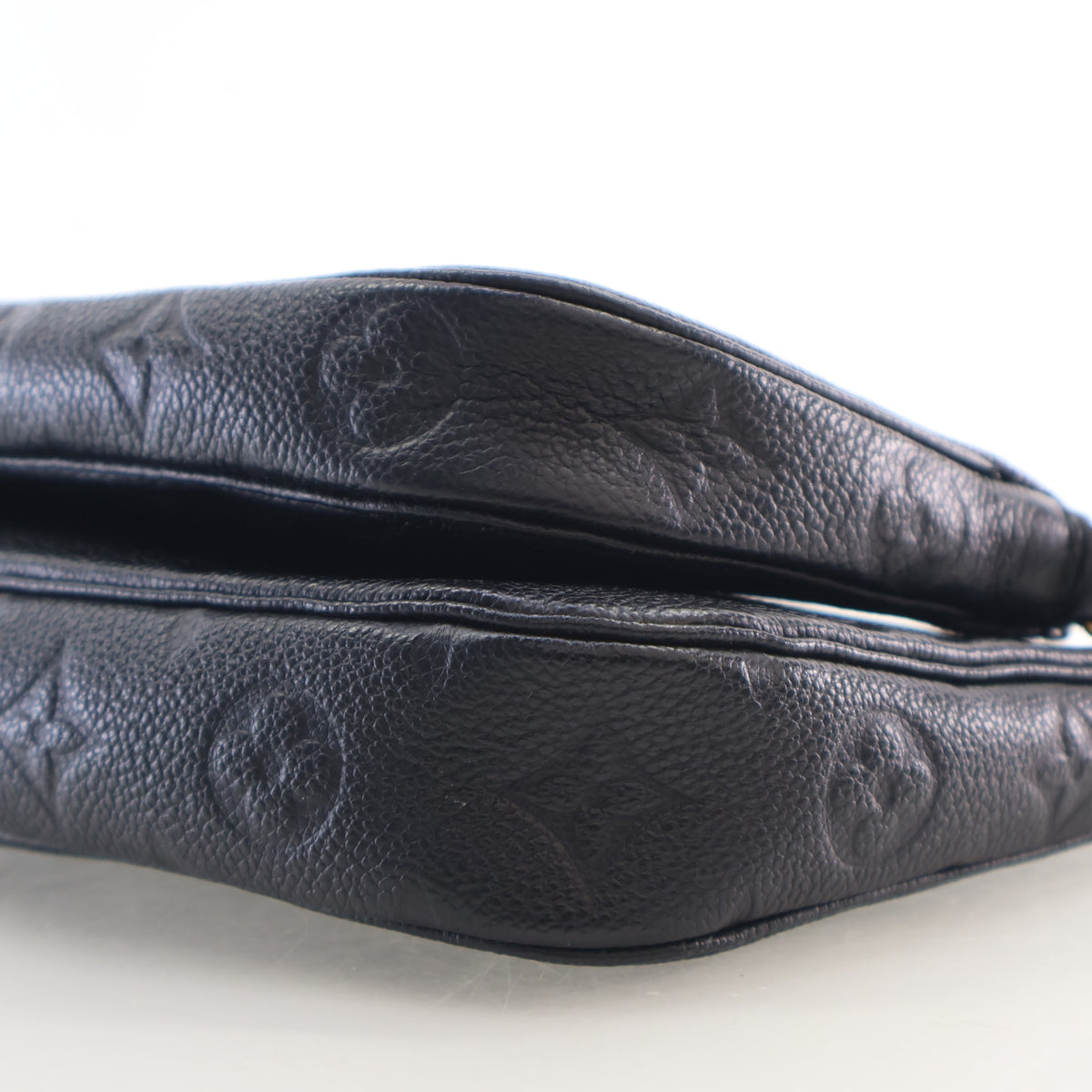 Pre-Owned Louis Vuitton Monogram Empreinte Giant Multi-pochette Accessoires, base and feet view