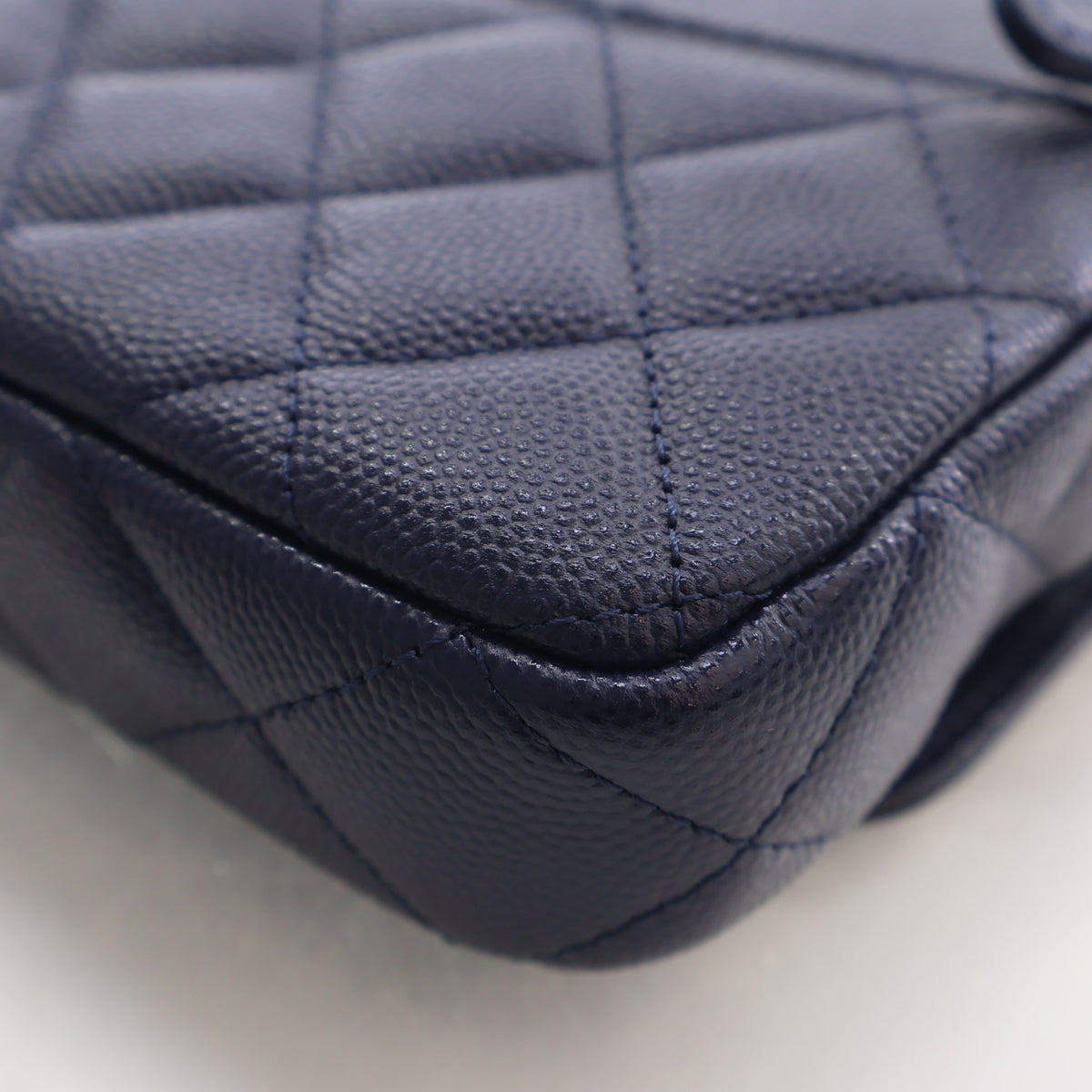 Pre-Owned Chanel Classic Flap Caviar Leather Phone Bag With Chain, corner and edge detail, photo 13 of 18