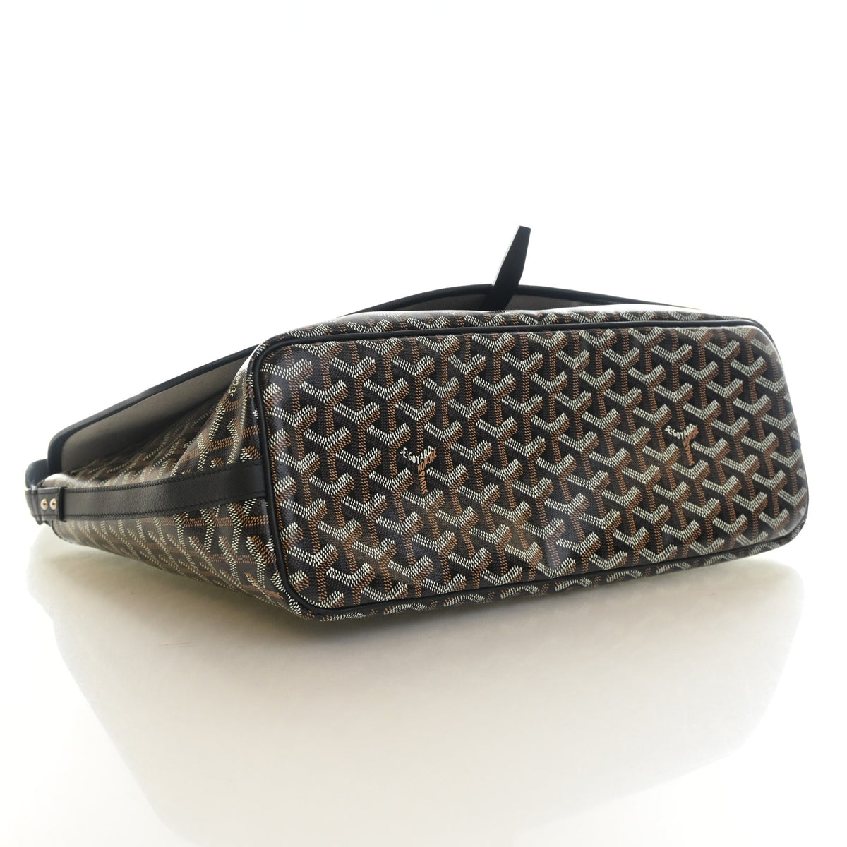 Pre-Owned Goyard MM Goyardine Captien, base and feet view
