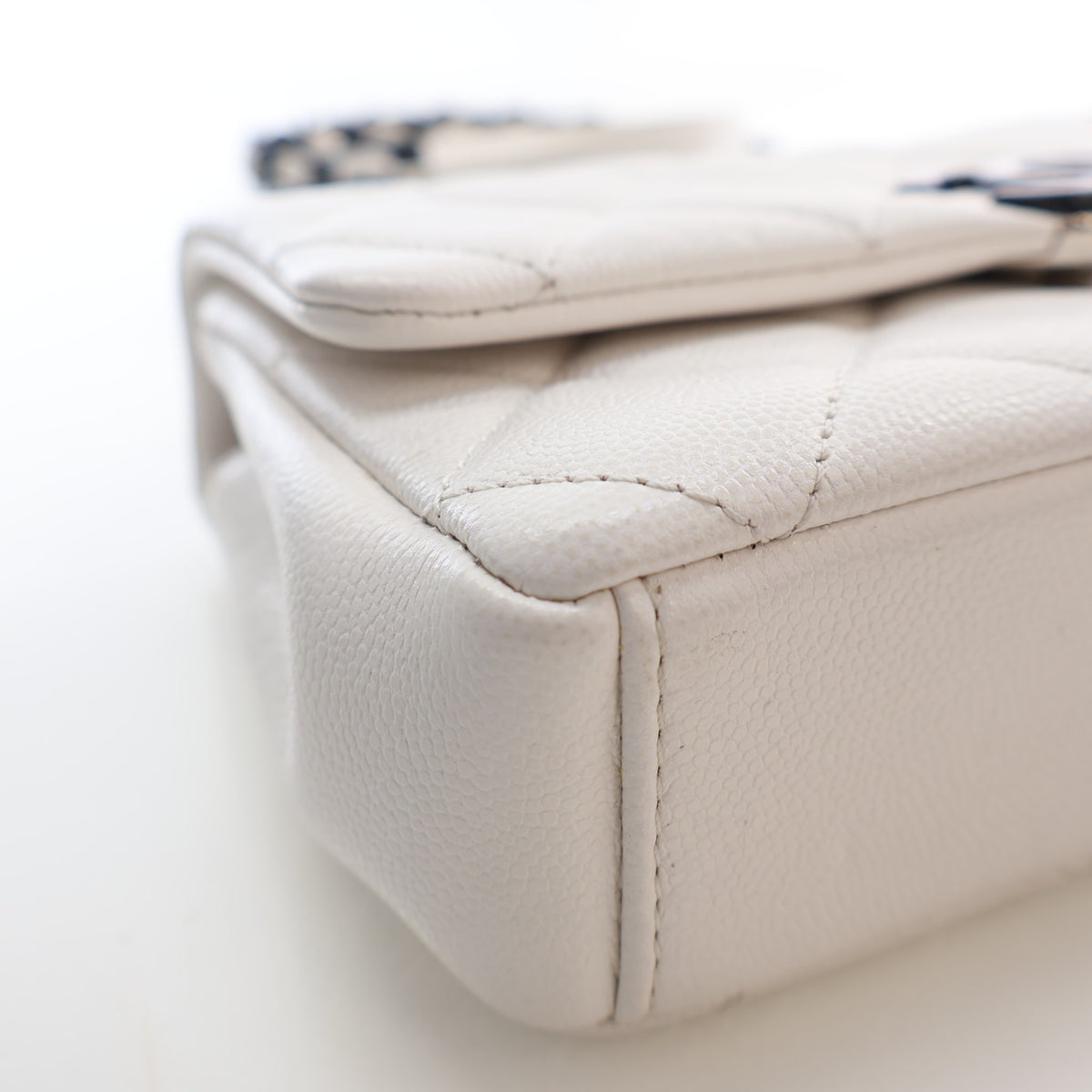 Pre-Owned Chanel Flap Bag Mini Caviar Leather My Everything, corner detail