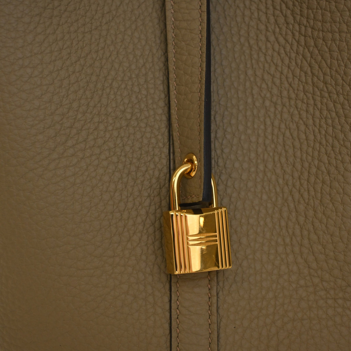Pre-Owned Hermès Picotin Lock 22 Beige Marfa Clemence Leather, gold hardware close-up