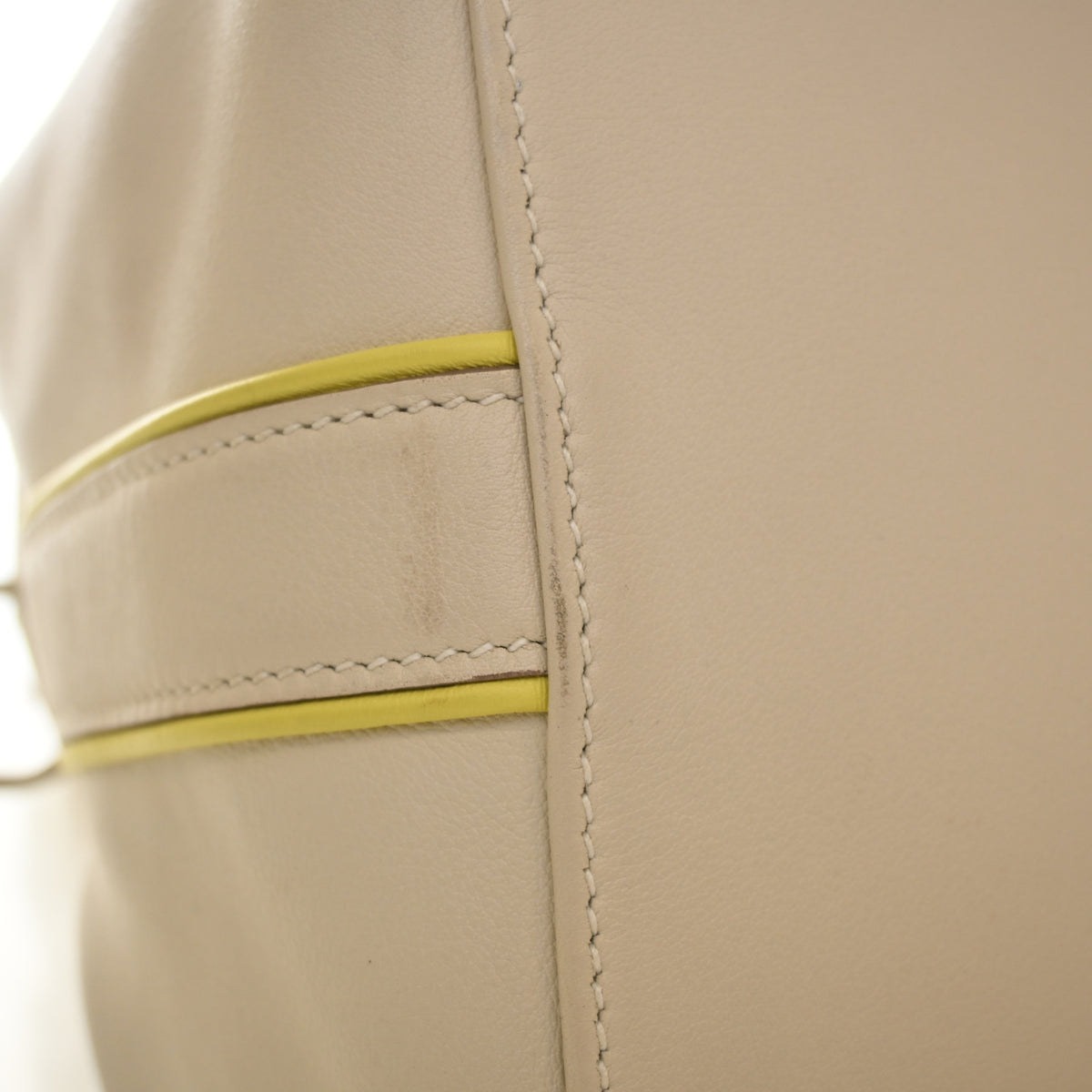 Pre-Owned Hermès 26 Craie Swift Leather Toolbox, corner and edge detail