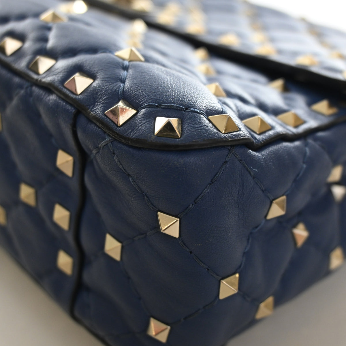 Pre-Owned Valentino Shoulder Bag Lambskin Rockstud Spike, corner detail