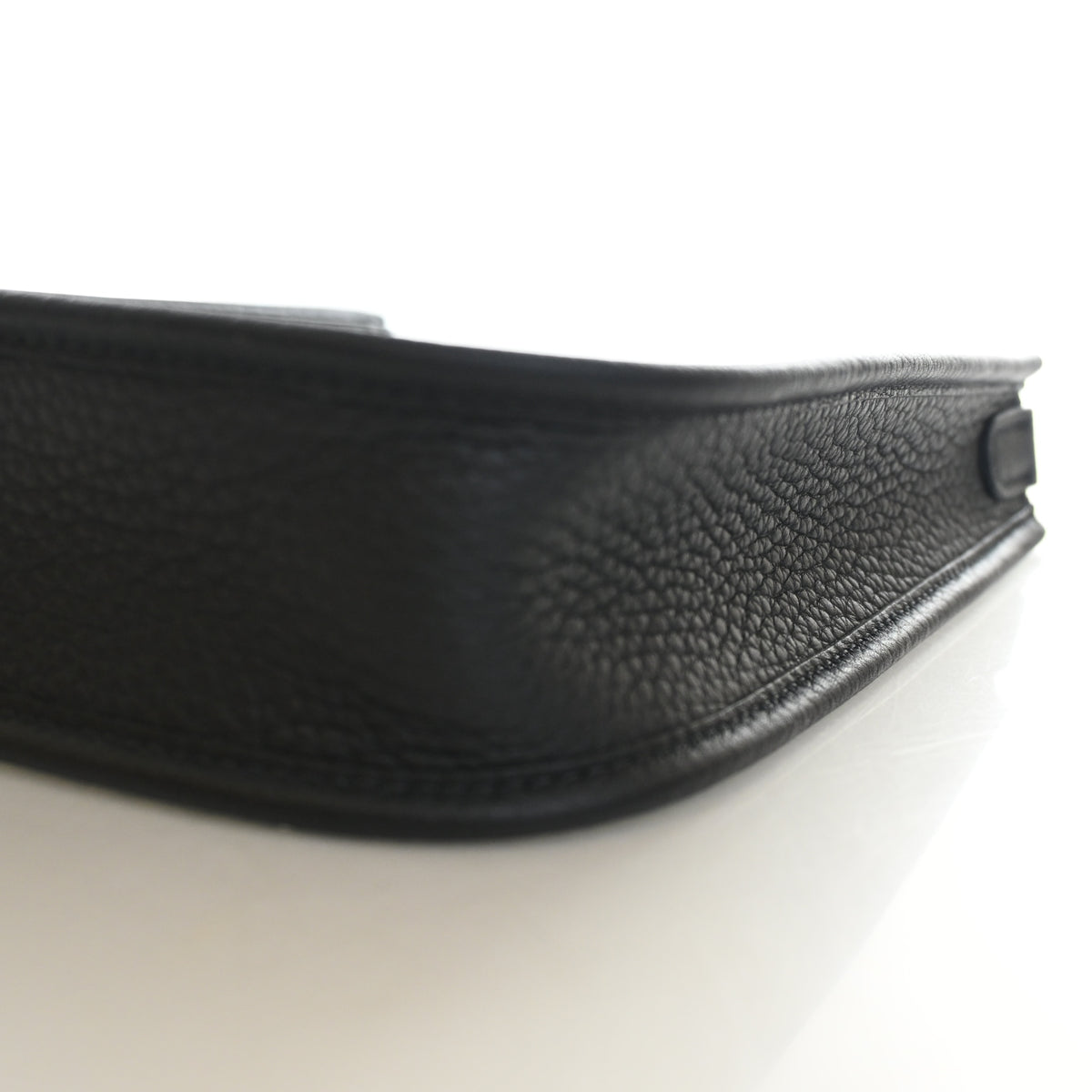 Pre-Owned Hermès Evelyne TPM Noir Clemence Leather 16, side profile, photo 6 of 15