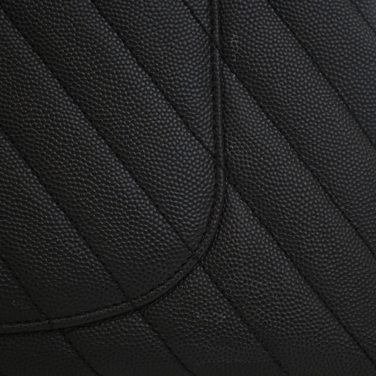 Pre-Owned Chanel Coco Handle Medium Caviar Leather Bag, corner and edge detail, photo 16 of 17