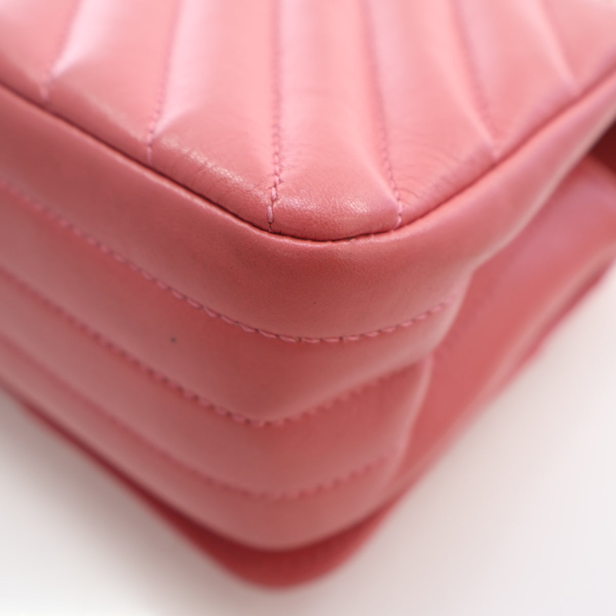 Pre-Owned Chanel Flap Bag Mini Lambskin Chevron, corner and edge detail, photo 14 of 18