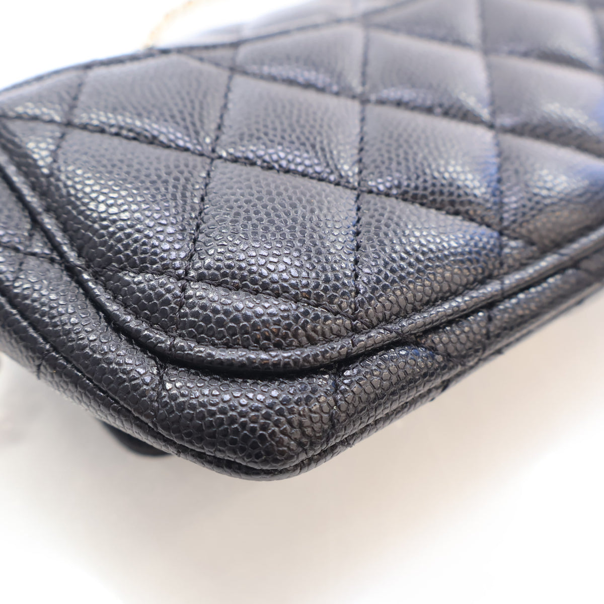 Pre-Owned Chanel Sunglasses Caviar Leather Case With Chain, corner and edge detail, photo 12 of 17