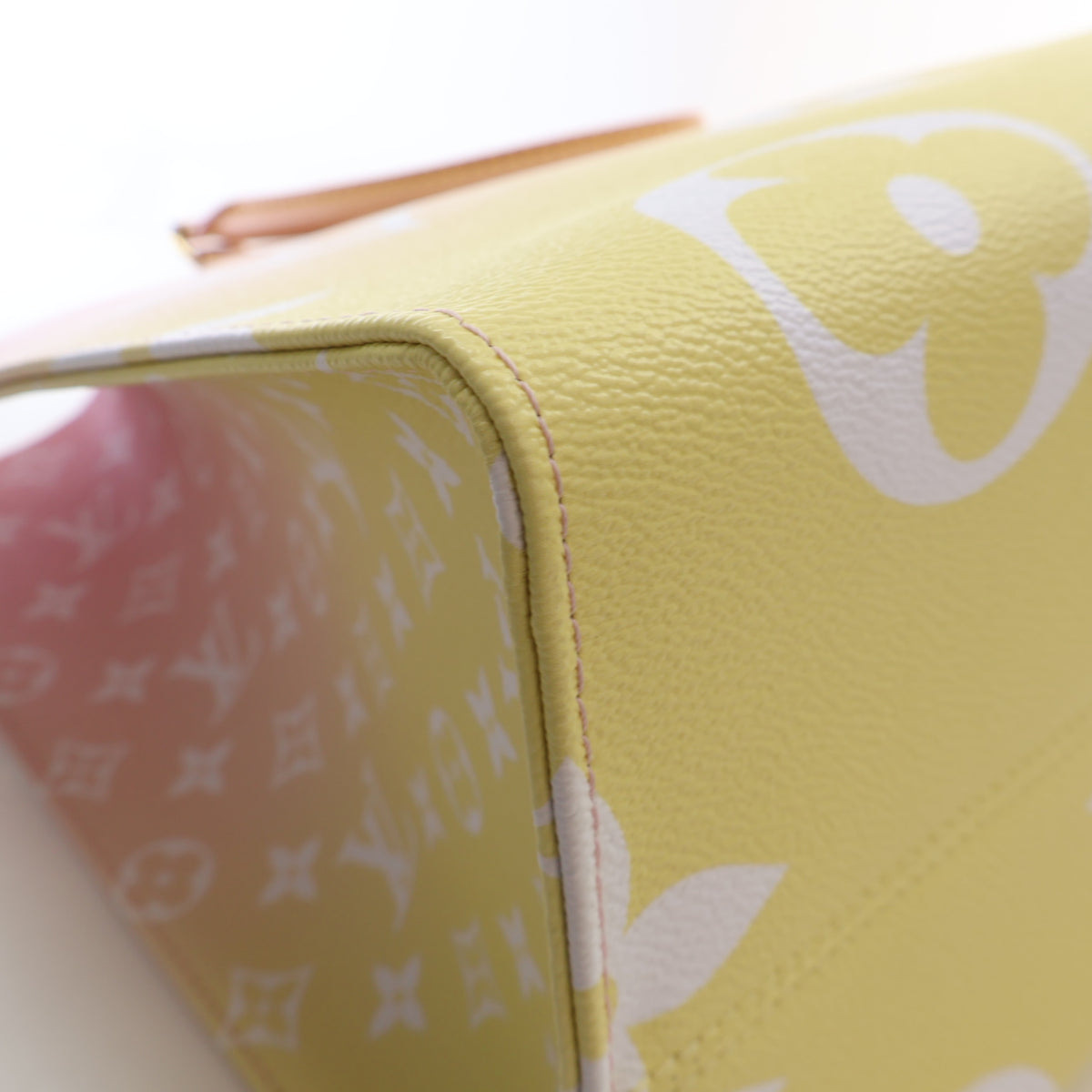 Pre-Owned Louis Vuitton Onthego GM Monogram Giant By The Pool, corner and edge detail, photo 12 of 18