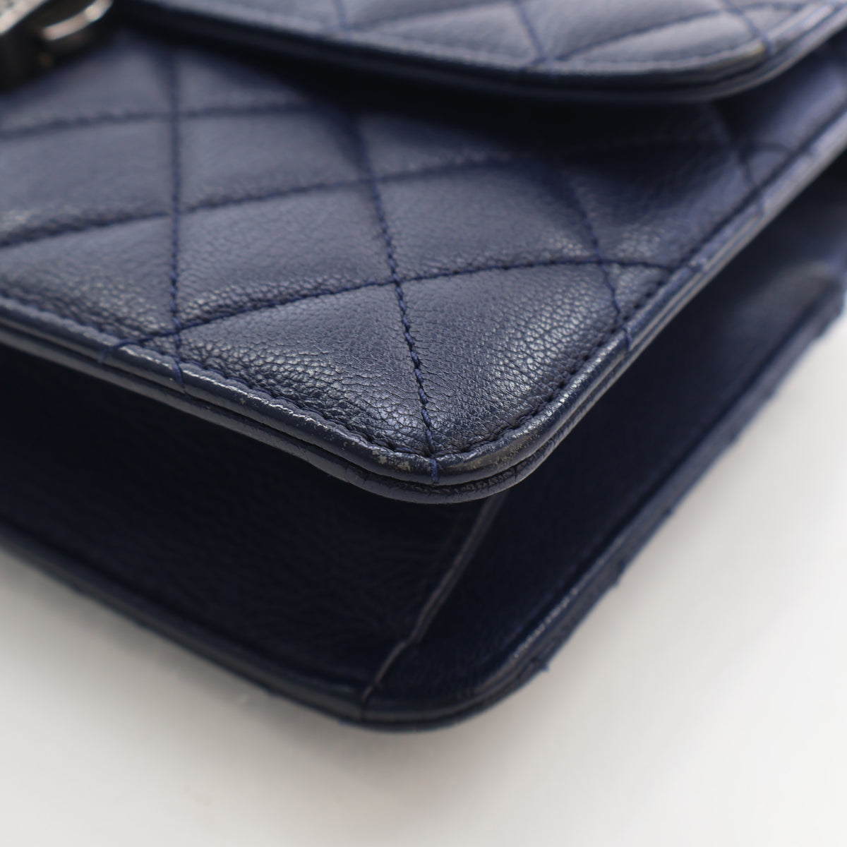 Pre-Owned Chanel Flap Bag Small Goatskin University, corner detail