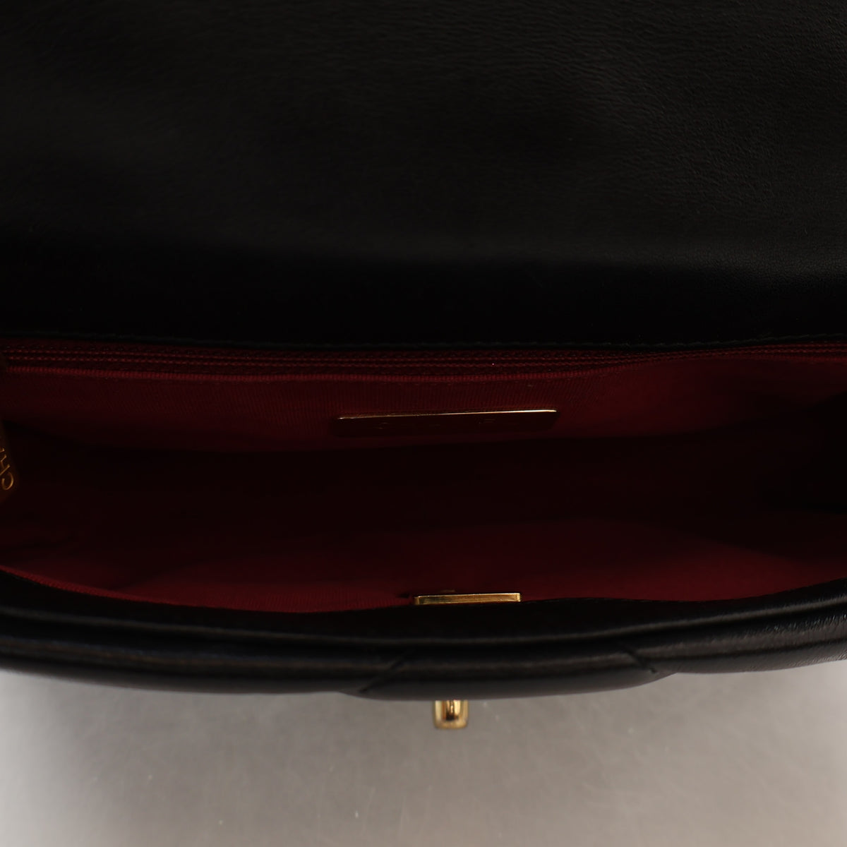 Pre-Owned Chanel 19 Flap Bag Medium Lambskin, open interior, photo 12 of 19
