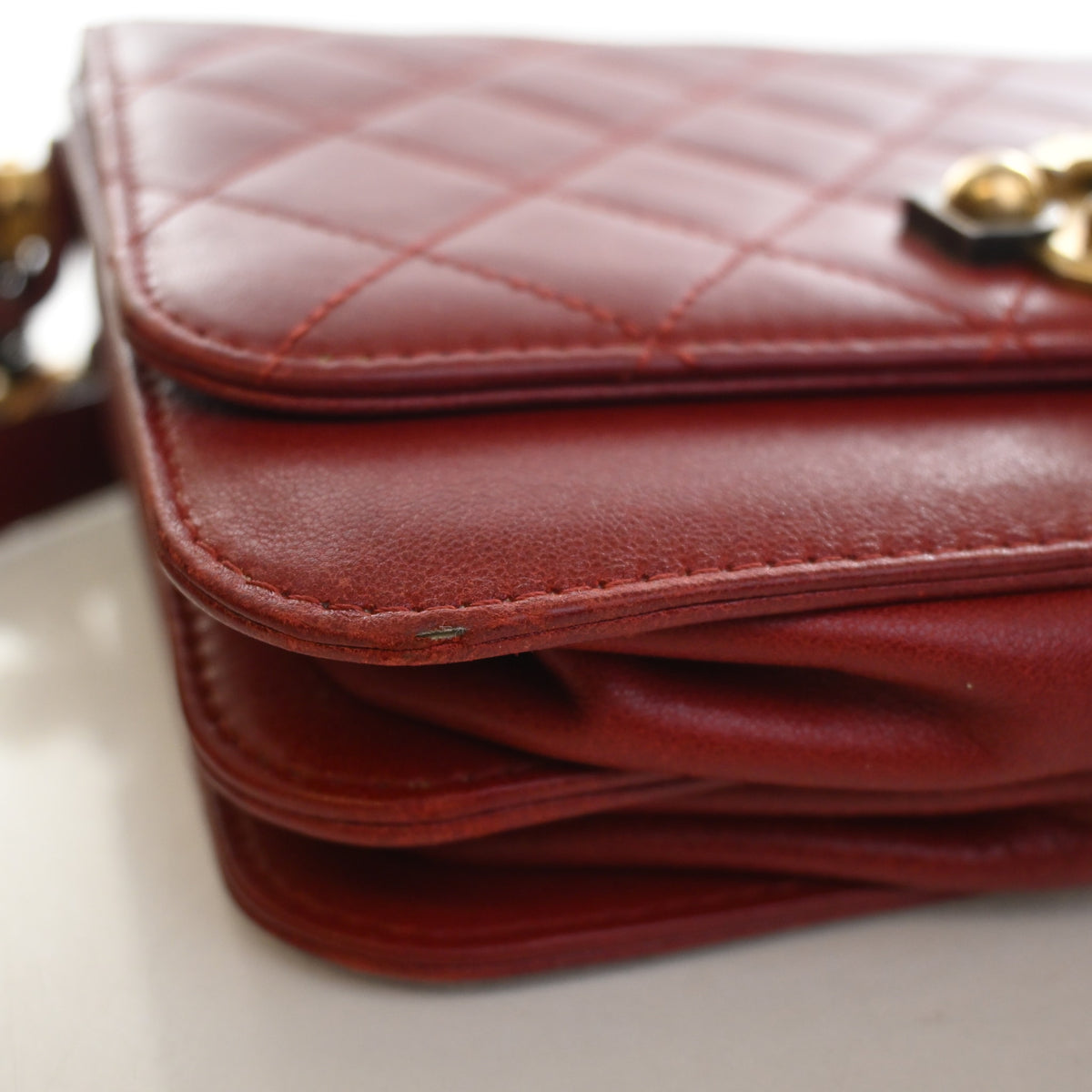Pre-Owned Chanel Flap Bag Medium Calfskin Chain, corner and edge detail, photo 17 of 19